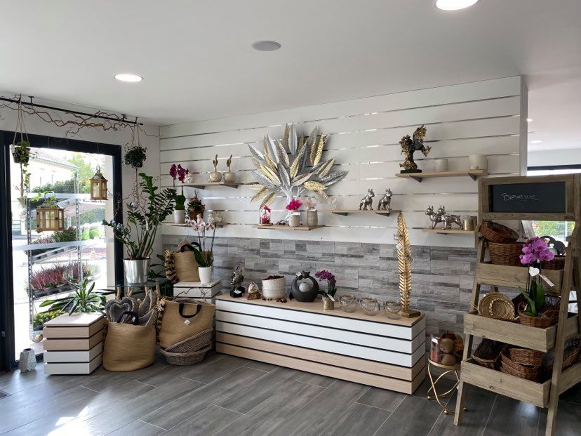 Étagère de fleurs dans la boutique