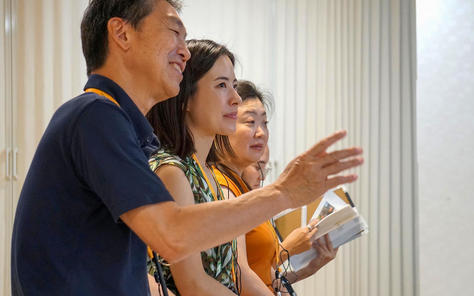 在东京相扑馆内,力士正在进行训练,嘉宾们在旁观。