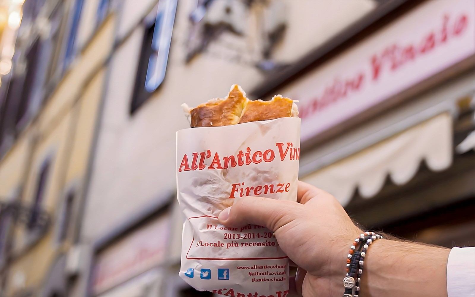 Hånd som holder en sandwich fra All’Antico Vinaio i Firenze.