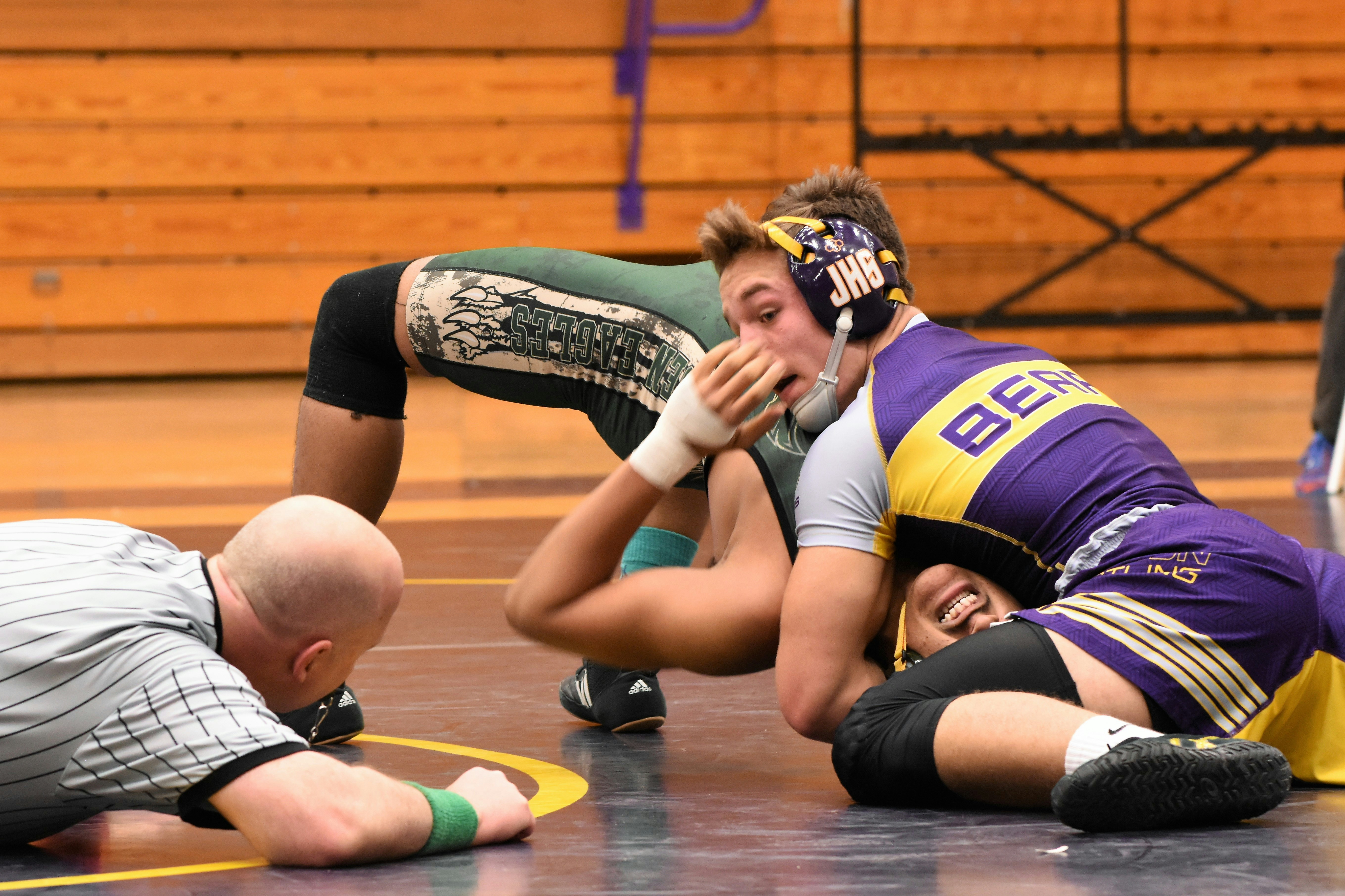 Twee mannen onderzoeken kracht tijdens conscious wrestling