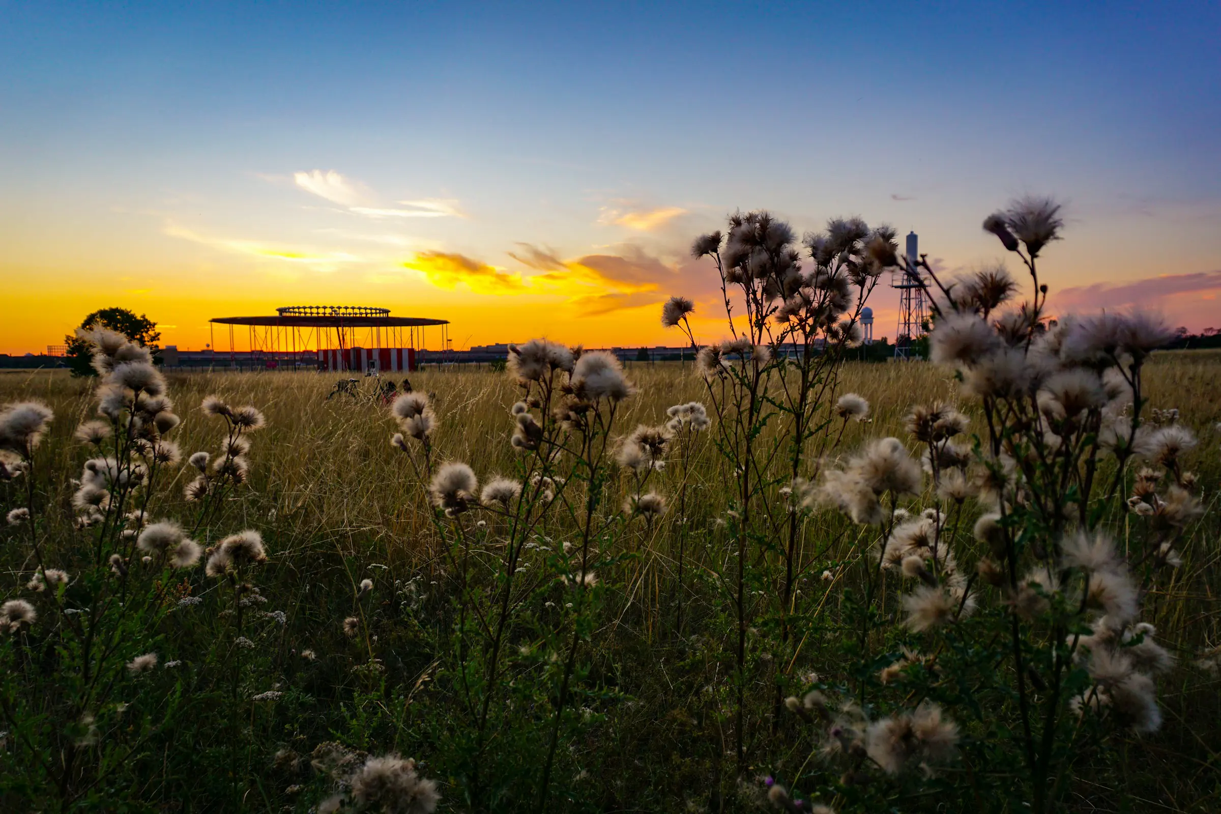 Tempelhofer Feld im Sonnenuntergang (Bezirk Tempelhof-Schöneberg)