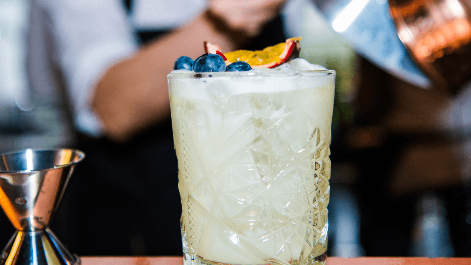 Kreativer SAPOORI Cocktail mit frischen Zutaten aus dem Einzelbucherkurs in Frankfurt, hochwertig dekoriert.