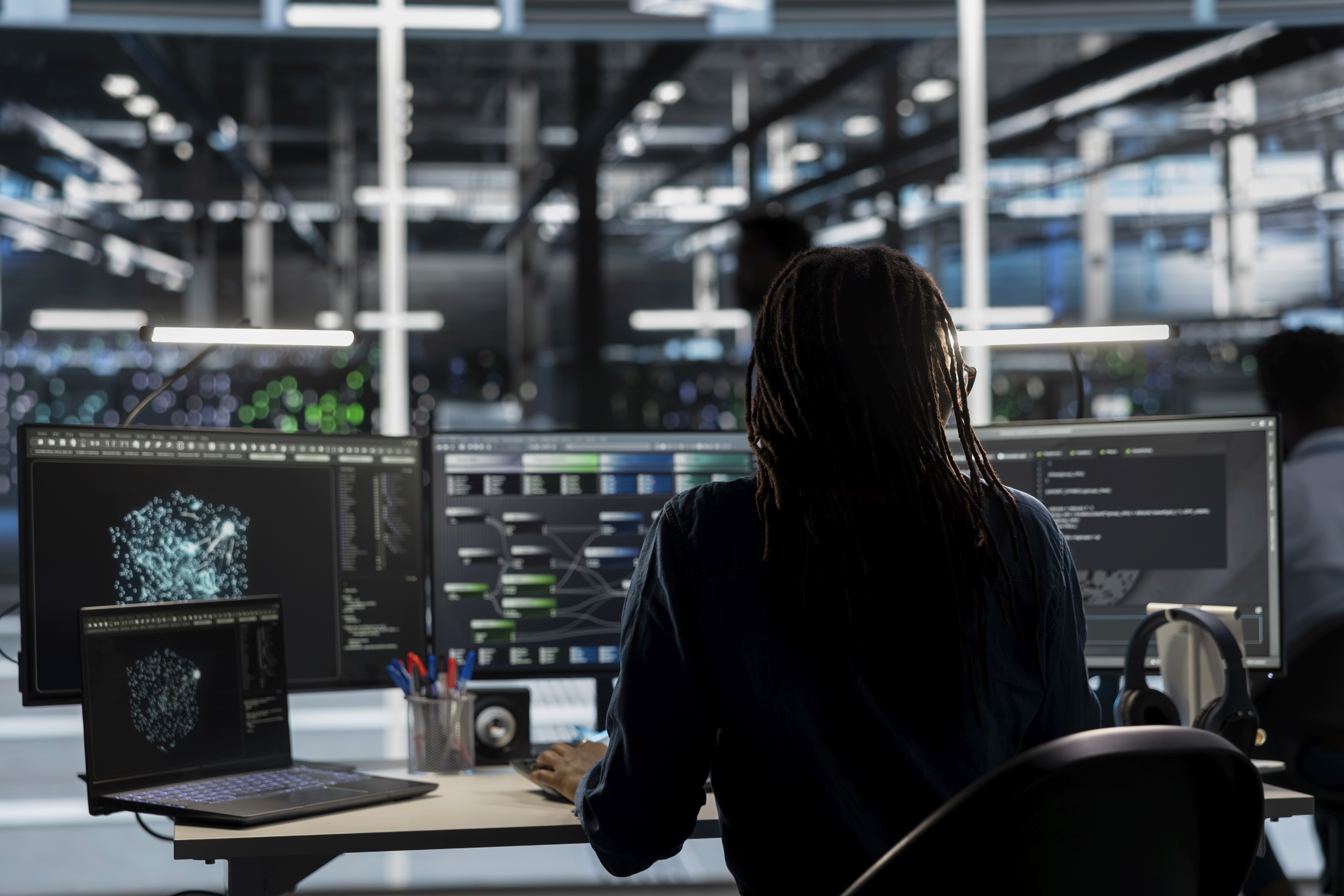 IT Manager davanti al pc mentra fa analisi dati