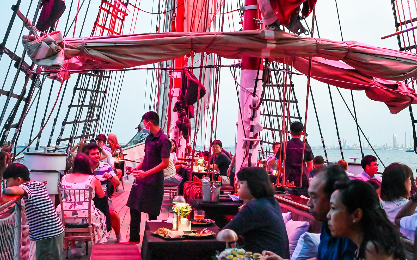 Rejs luksusowym żaglowcem po wodach Singapuru z międzynarodowym menu kuchni.