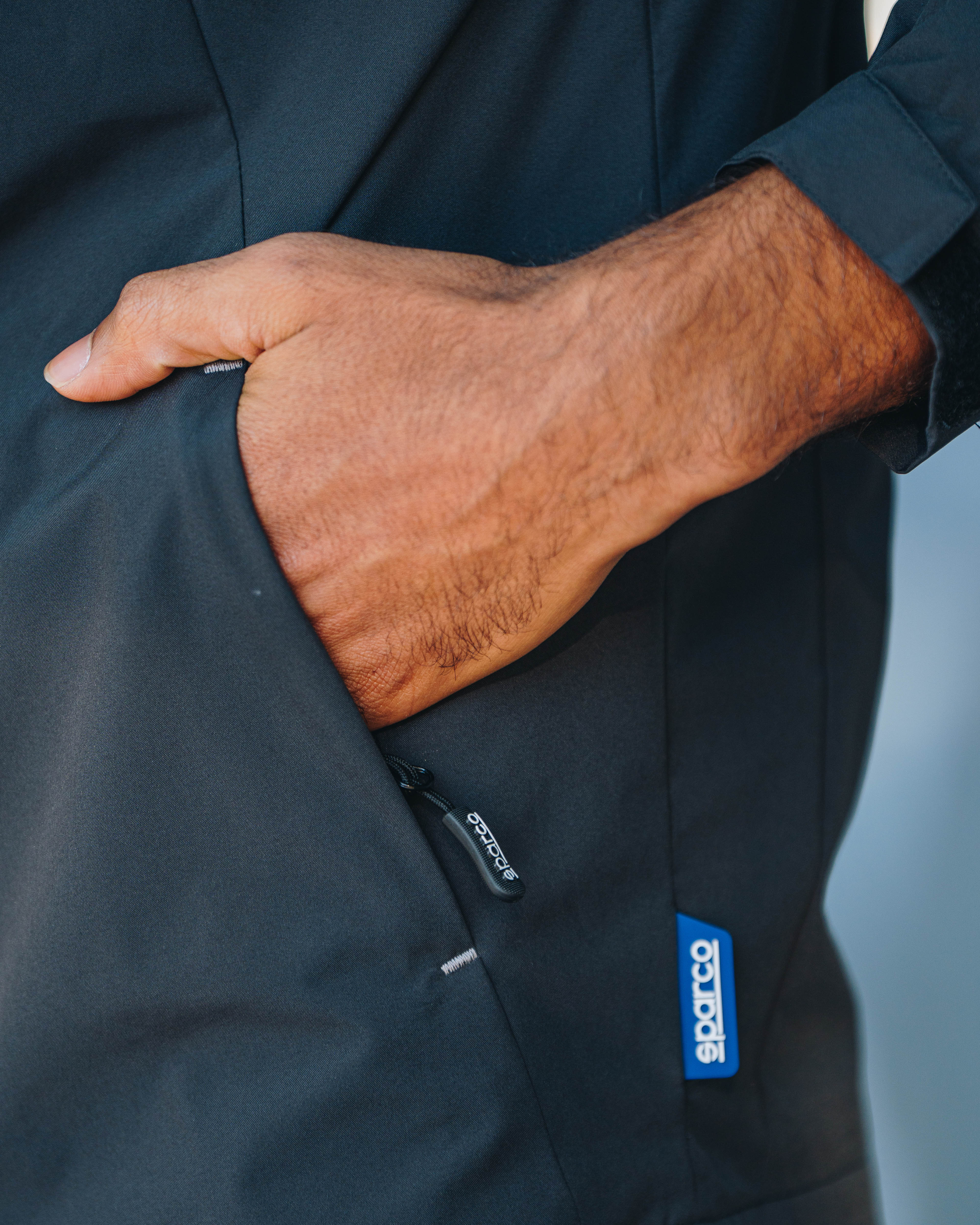 Render vista tre quarti frontale di Kia EV6 in ambiente architettonico moderno e minimalista in stile advertising.