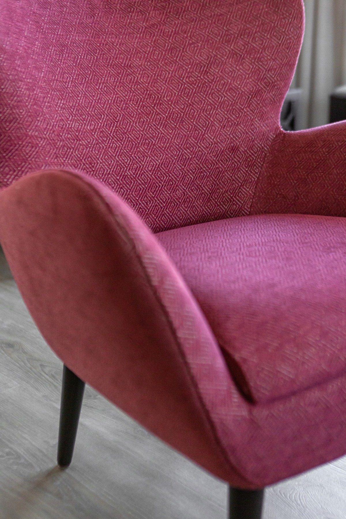 fauteuil donker rood patroon stof