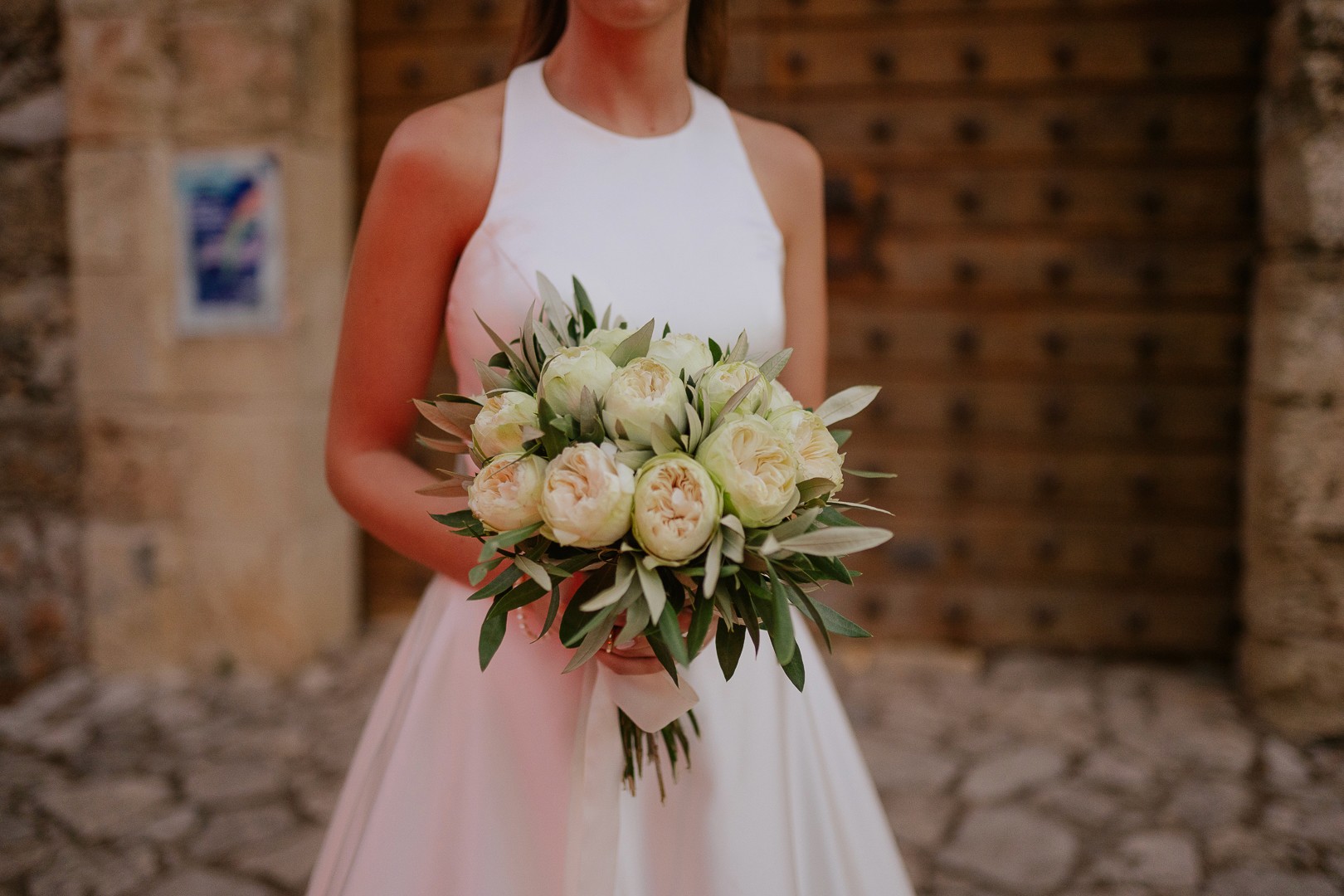 Κομψή νυφική ανθοδέσμη με απαλά ροζ τριαντάφυλλα και κλαδιά ελιάς