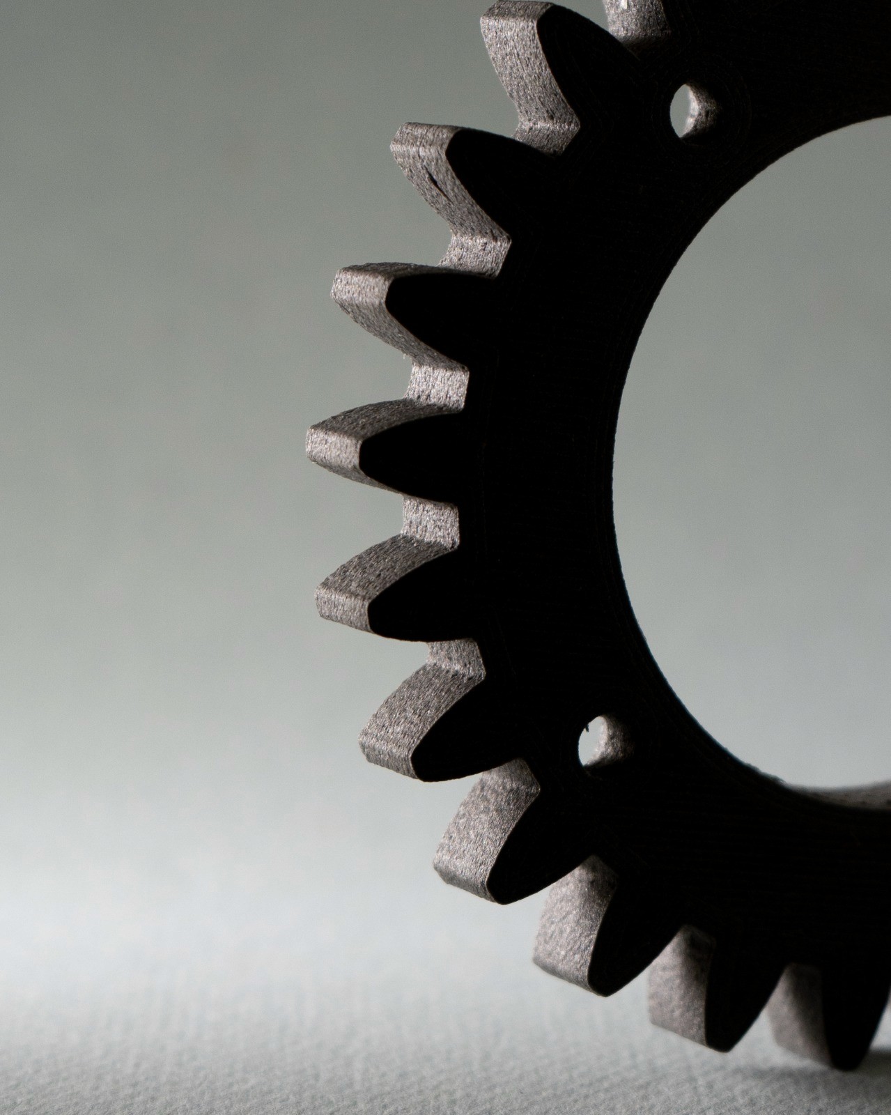 Dettaglio di una ruota dentata stampata in 3D con policarbonato caricato vetro, per applicazioni meccaniche resistenti