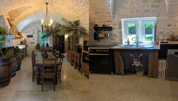 Cuisine voûtée avec cheminée ancienne dans le gîte La Tuilerie du Cinéaste