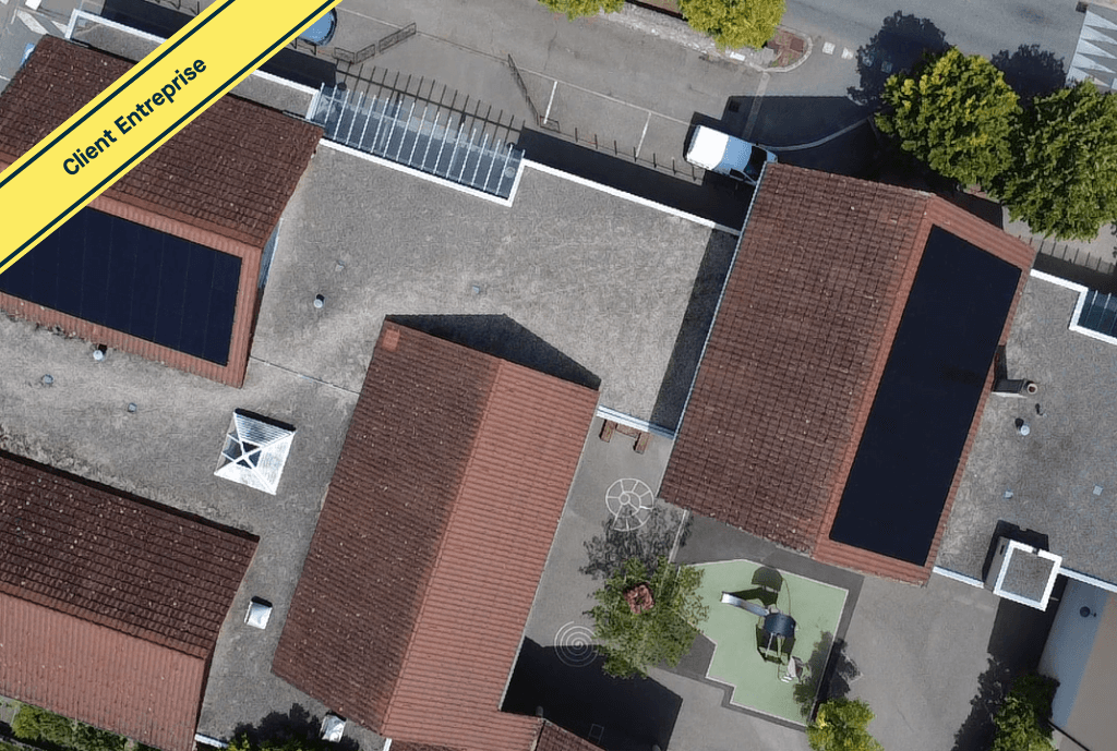 Photo d'un toit d’une entreprise, vue de haut, à Porte-de-Savoie équipée de panneaux photovoltaïques dont l'installation a été faite par Solarock.