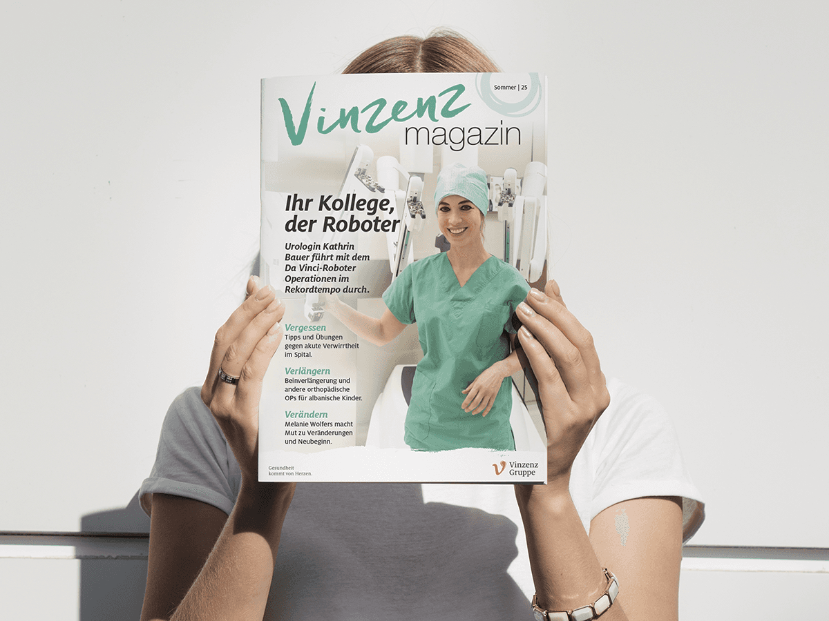 Frau hält Vinzenz magazin