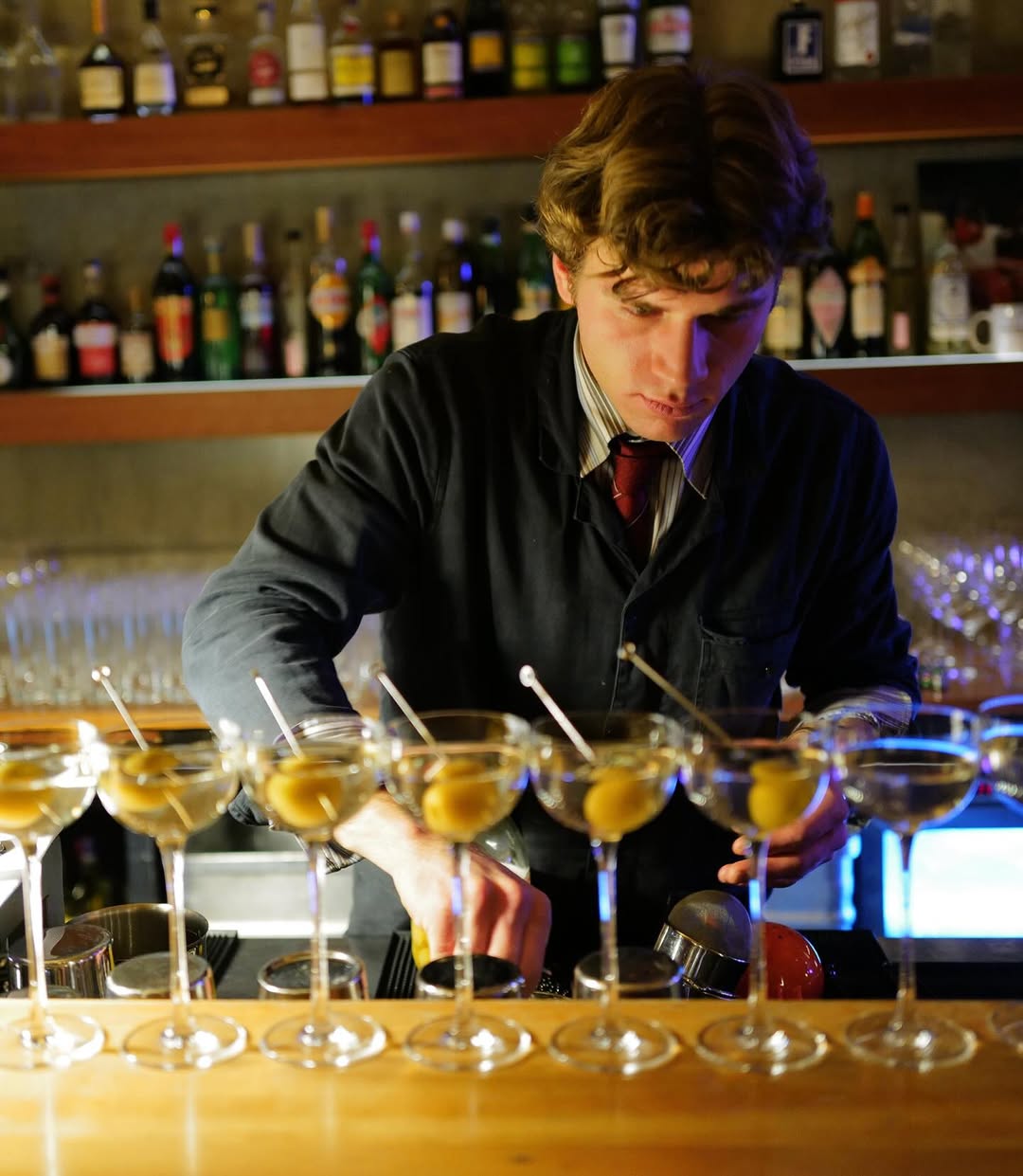 Bartender bereitet mehrere Cocktails im Schöllmanns in Offenburg zu