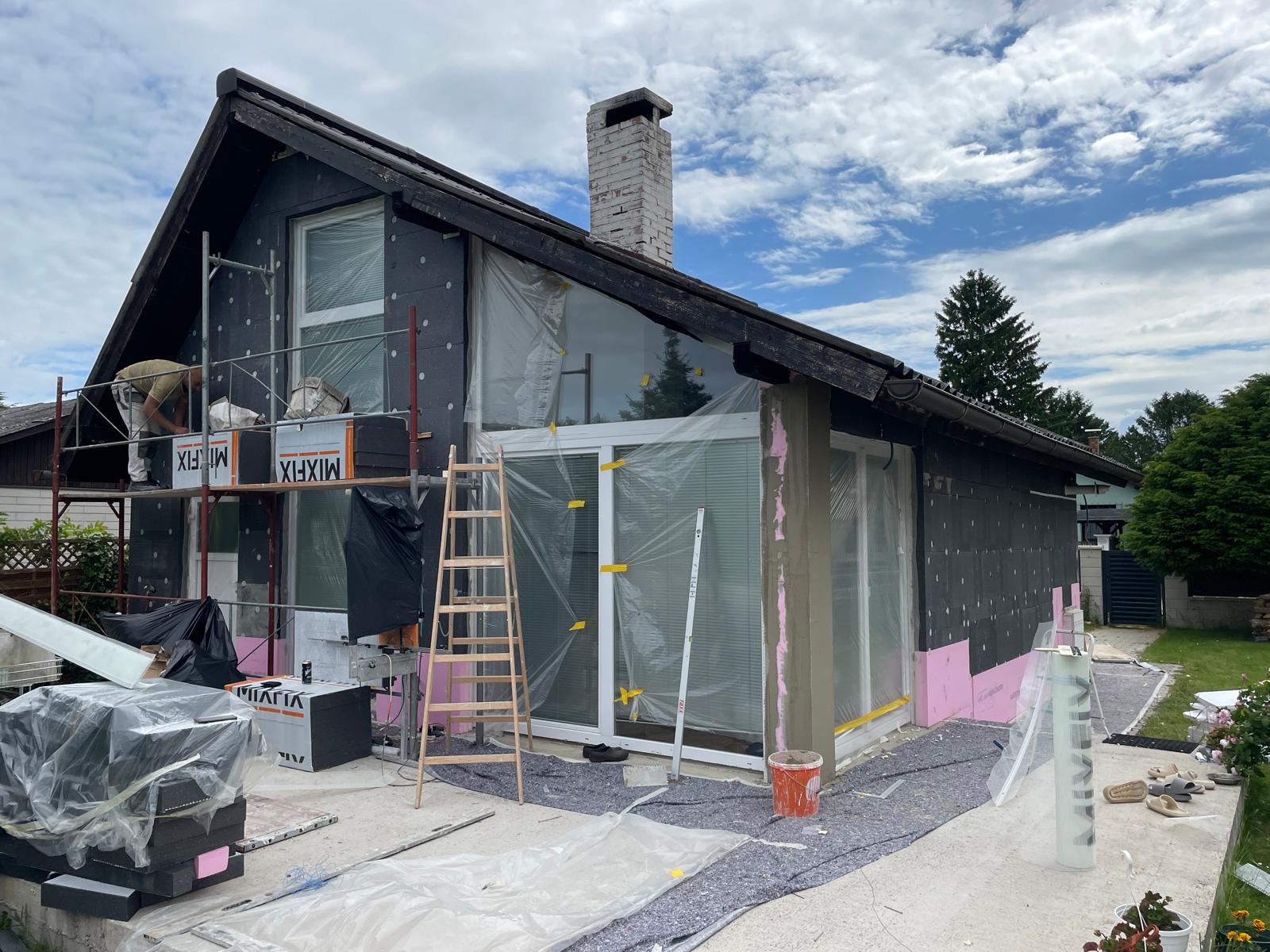 Fassadensanierung eines Einfamilienhauses mit neuer Glasfront und Wärmedämmung.