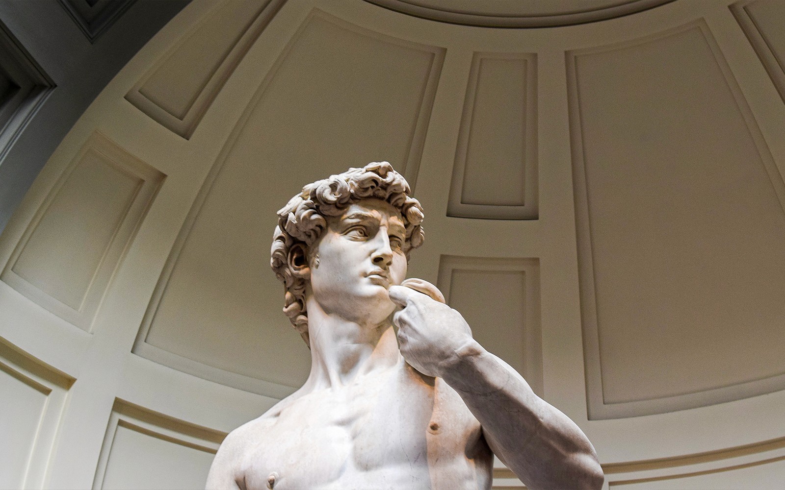 大卫雕像位于佛罗伦萨的学院美术馆，是文艺复兴之旅的一部分。