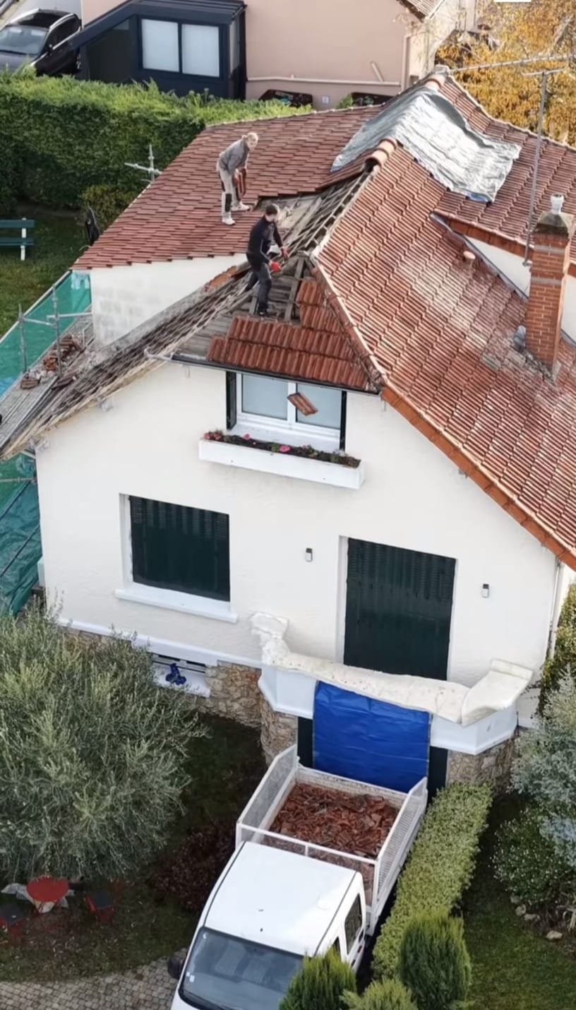 Illustration d'un velux moderne installé sur une toiture en ardoise à Lyon