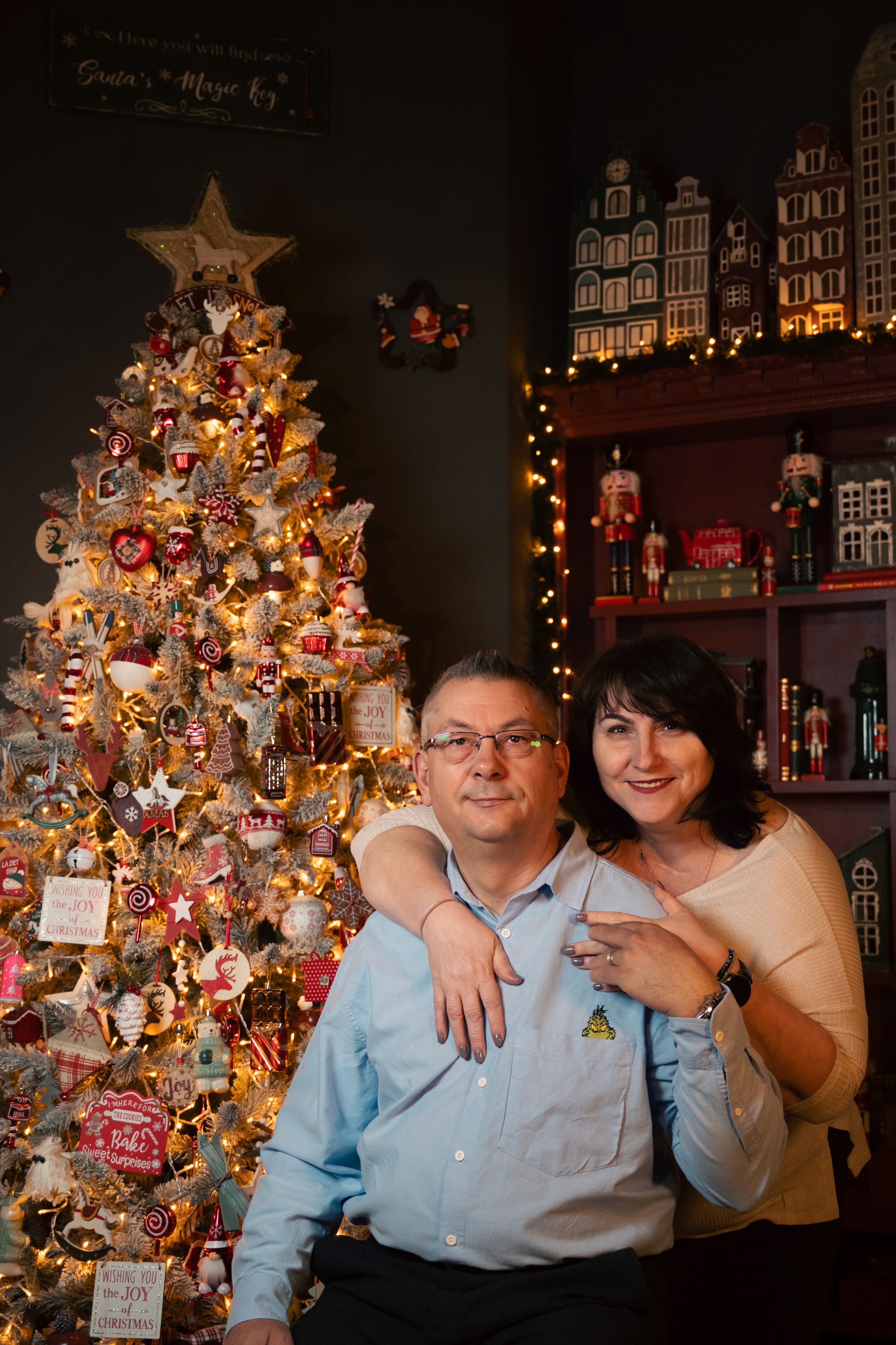 Ședință foto de familie de Crăciun cu părinți, atmosferă caldă și naturală