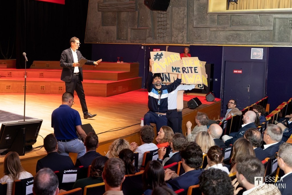 Interruption de la cérémonie par les veaux influenceurs