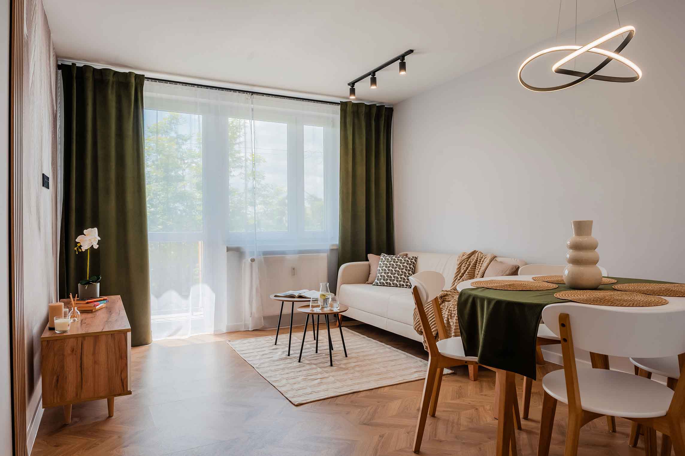 Po remoncie nowoczesny salon Rzeszów sofa stół zasłony oświetlenie BudBrokers remonty i wykończenia wnętrz remonty łazienek pod klucz