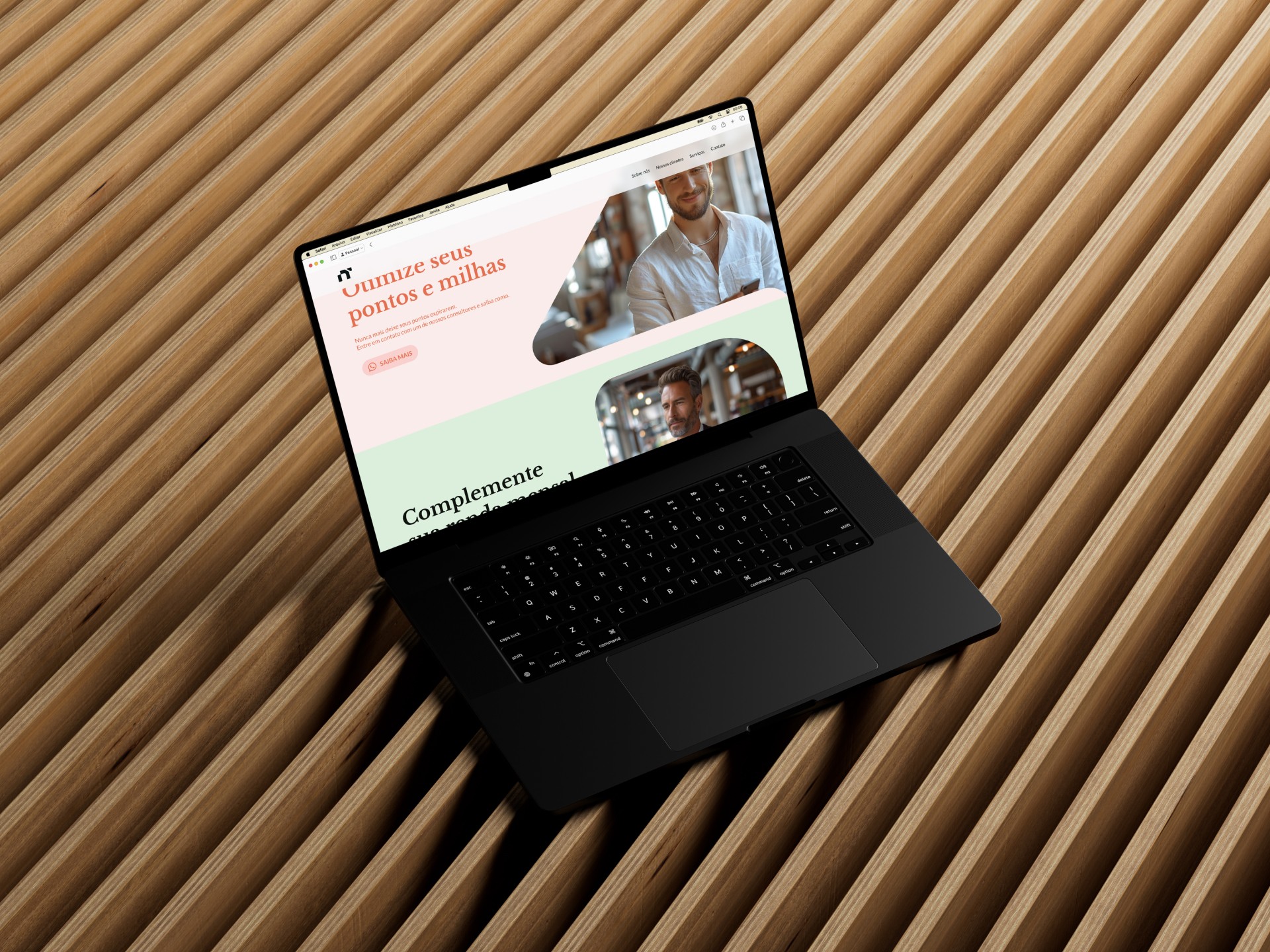 Notebook aberto exibindo o site da marca sobre superfície de madeira ripada.
