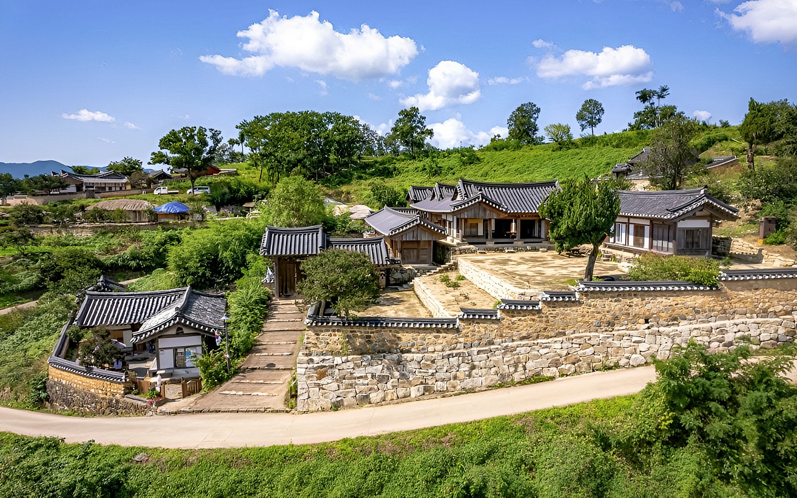 Case tradiționale coreene din Gyeongju, înconjurate de verdeață luxuriantă, parte a turului UNESCO World Heritage.