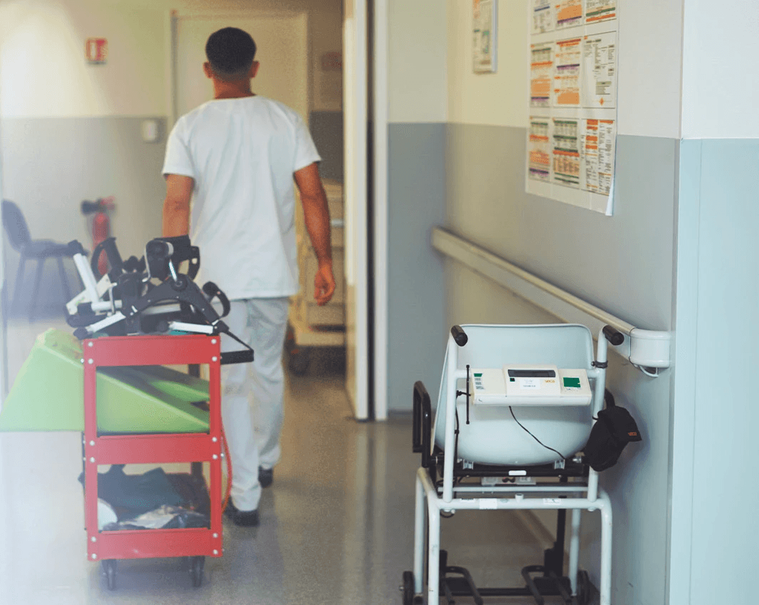 Professionnel de santé souriant pendant une discussion en équipe
