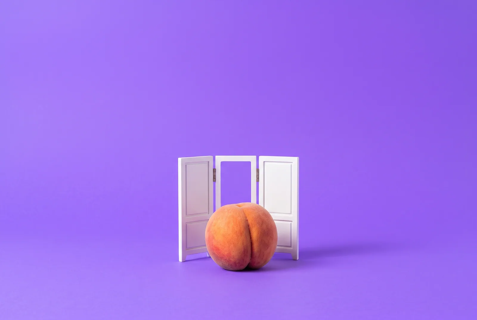 A peach behind a folding screen with one panel missing, the gaps in browser extensions used to block porn on a Mac