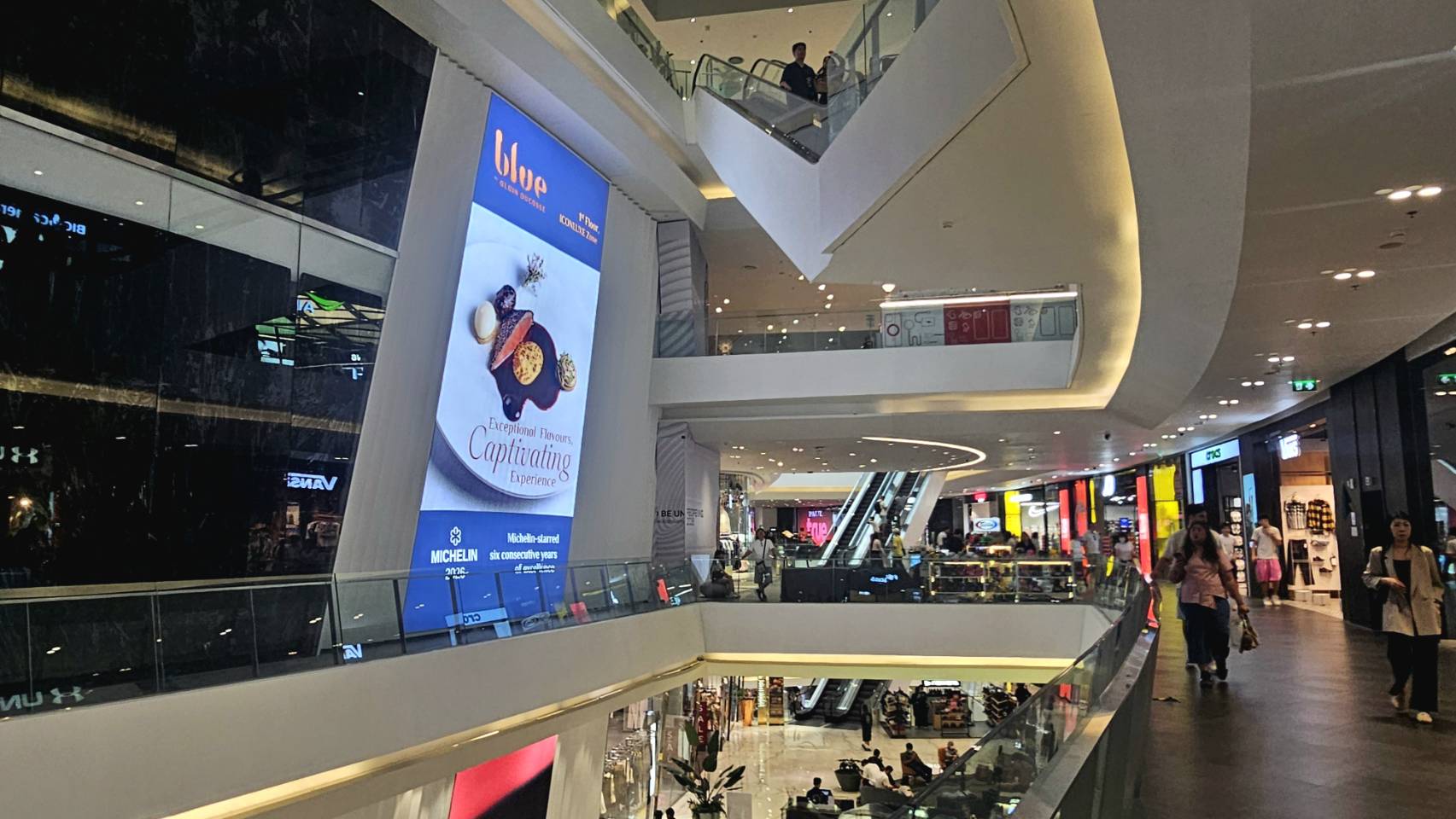 Iconsiam large Lightbox
