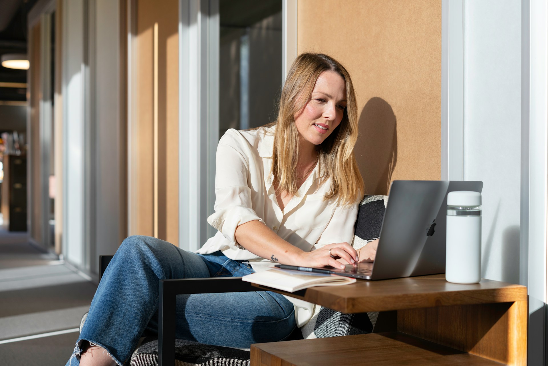 Lady operating a laptop