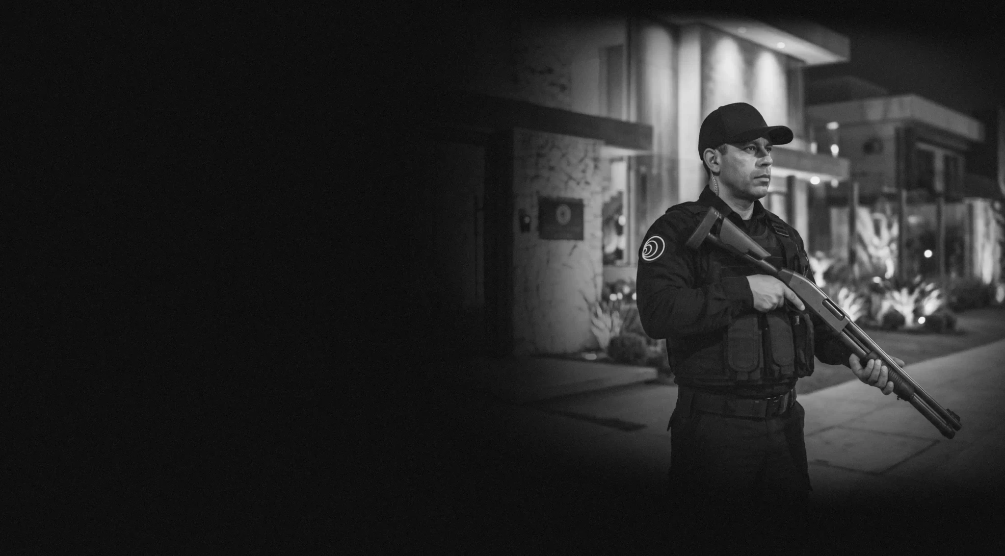 Segurança armado fazendo a vigilância de uma casa.