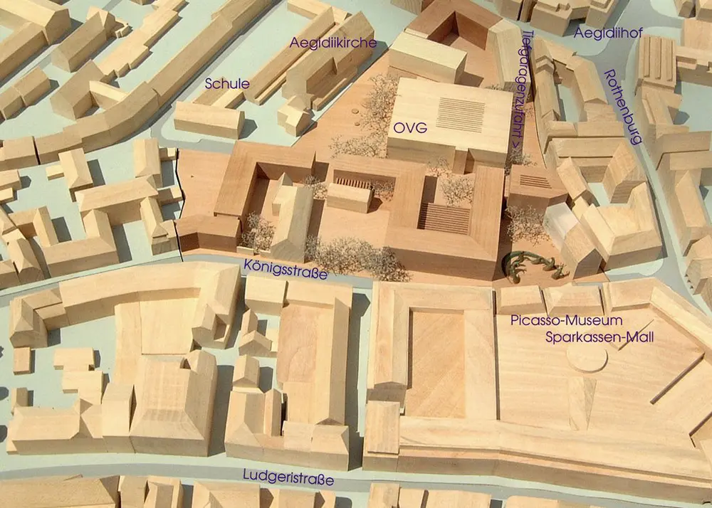 Isometrische Zeichnung eines Bauprojekts mit mehreren Gebäuden und markierten Strukturen in Rot