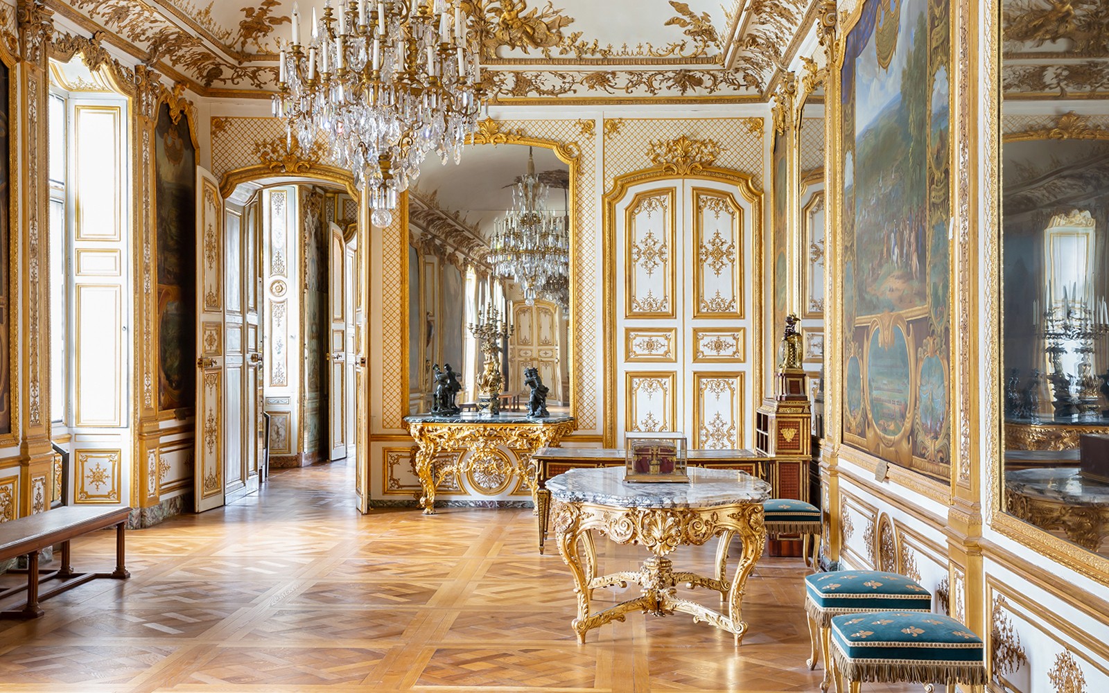 尚蒂伊城堡内饰华丽的房间,装饰有镀金元素和吊灯。