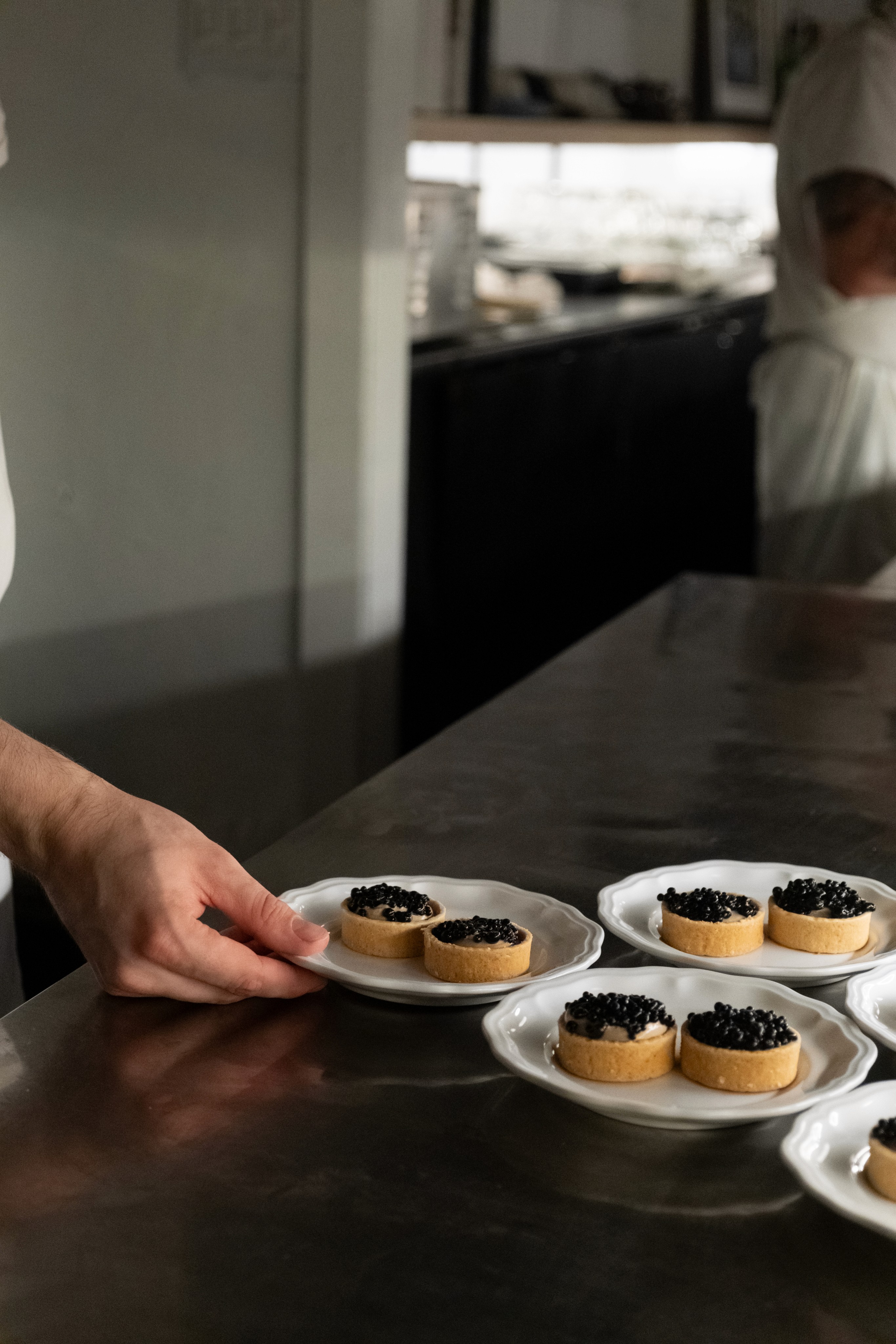 Petites entrées de caviar sur le comptoir de cuisine.