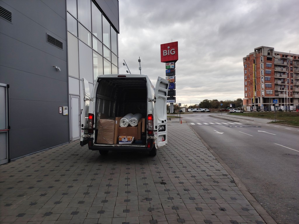 Kombi Ares Selidbe parkiran ispred BIG šoping centra tokom prevoza nameštaja i kutija.