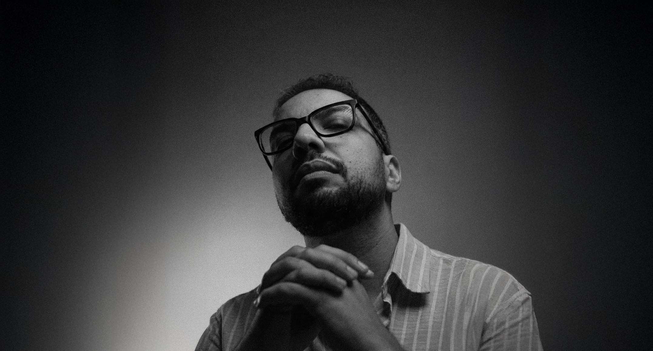 Man with glasses in a thoughtful expression, representing interface design and digital design at Beroz Studio, Albear.