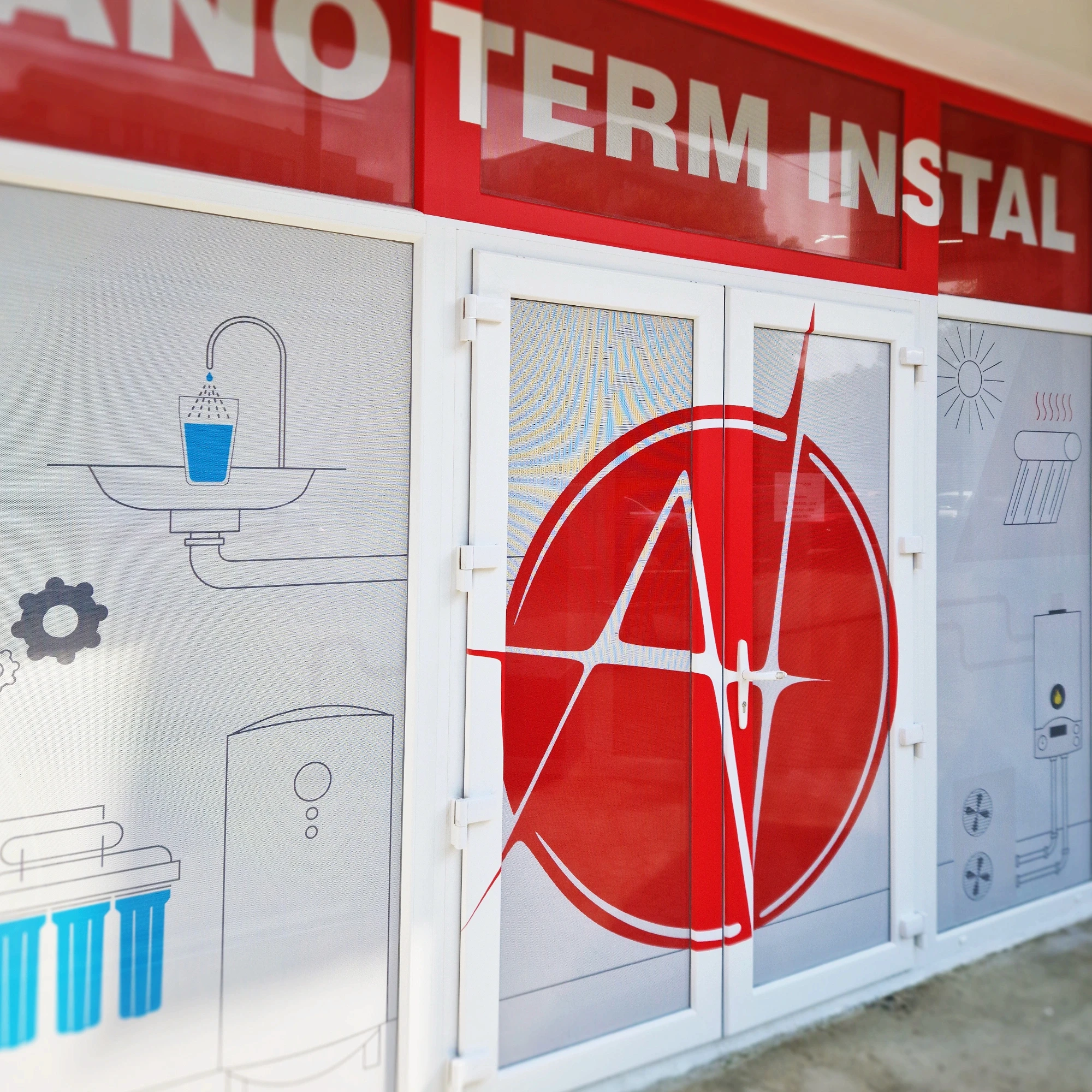 Detaliu logo Ano Term Instal colantat pe ușa de sticlă