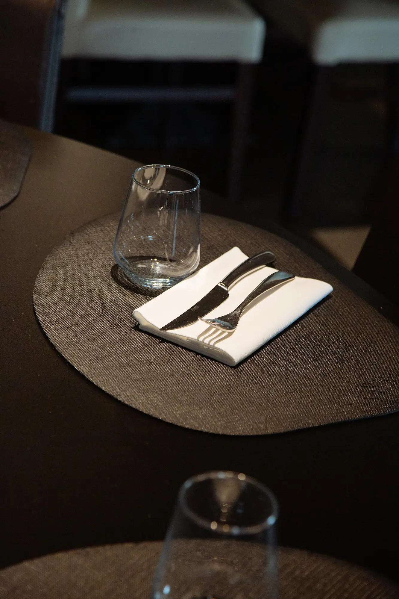Particolare dell’allestimento della tavola nella sala del Ristorante Unico di Cantù.