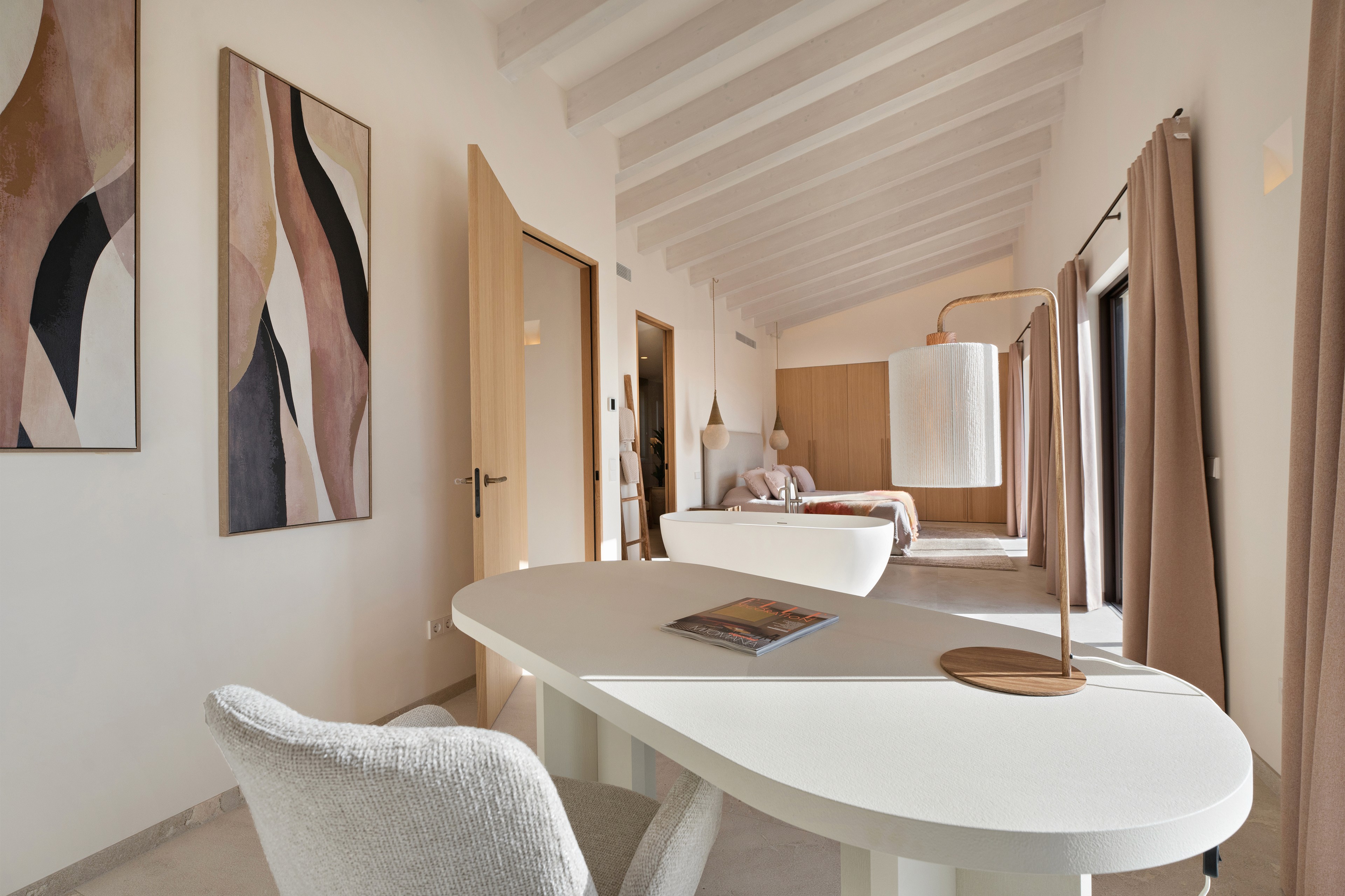 Schlafzimmer der Finca in Ses Salines mit Naturtönen, minimalistischer Gestaltung und mediterraner Lichtstimmung