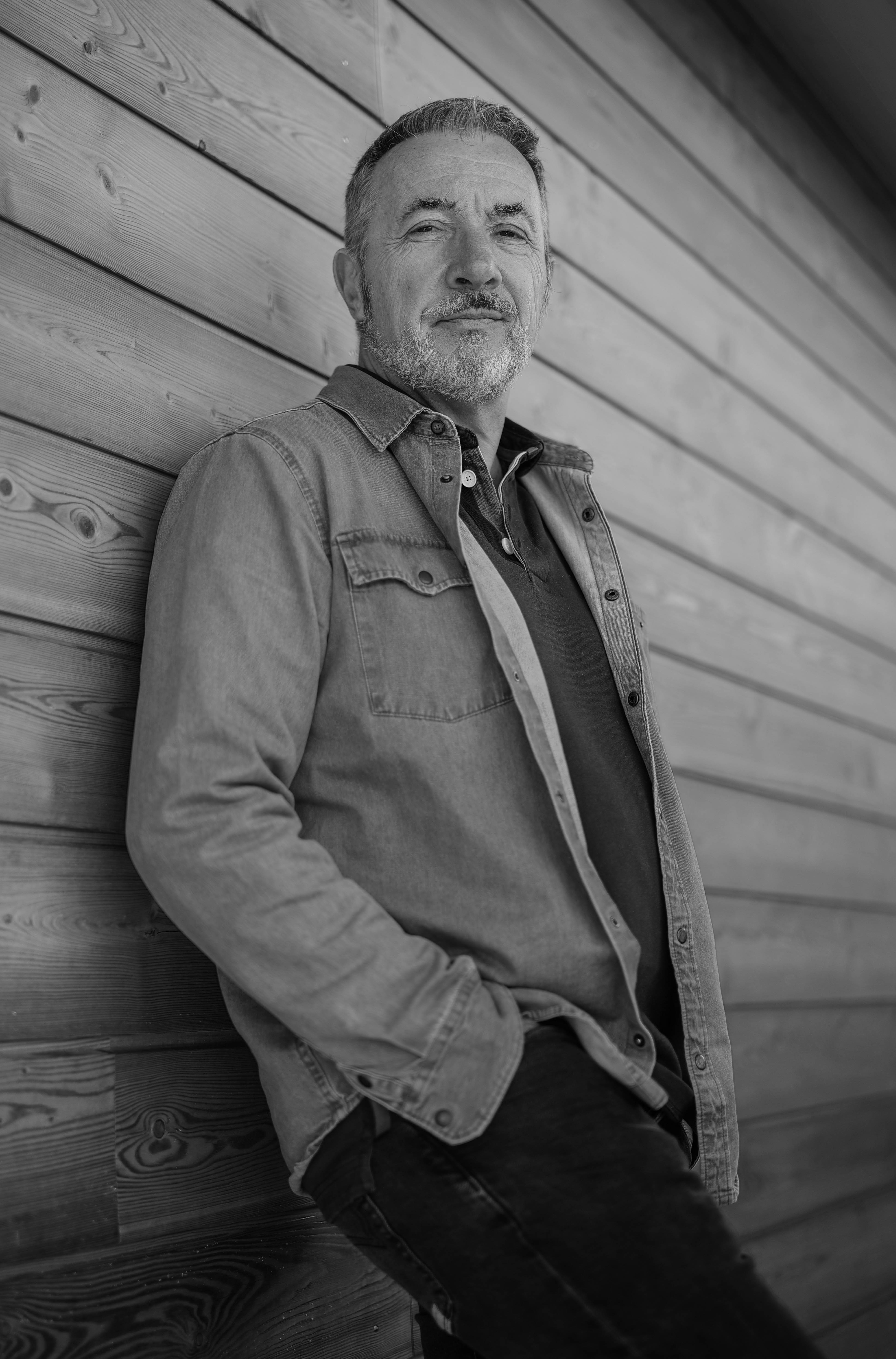 Portrait N&B homme debout mains dans les poches