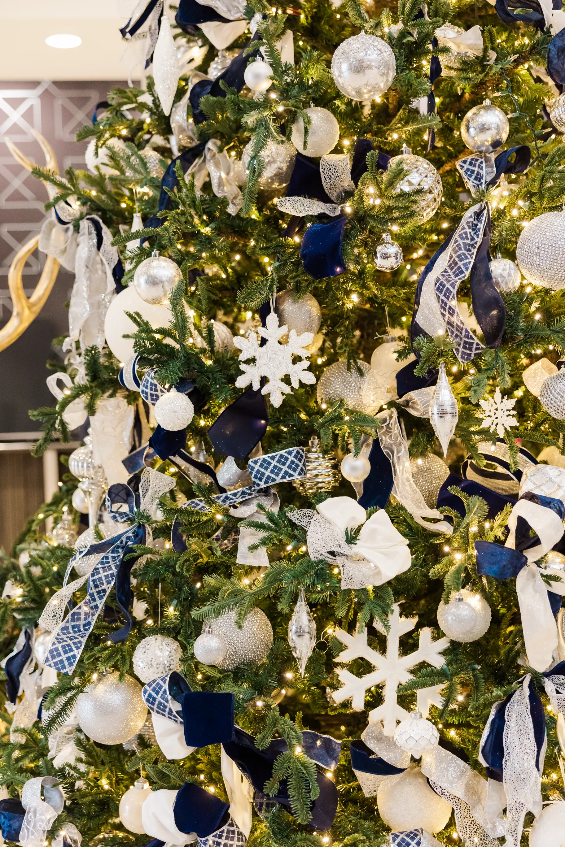 Luxury table setting by Sarah Overall Events with pink embroidered napkins, gold-rimmed plates, floral arrangements, and personalized menus in Shreveport.