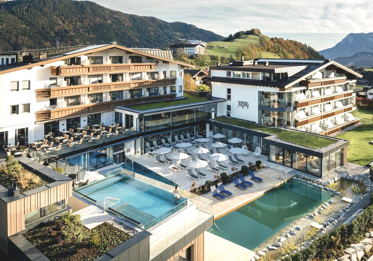 Hotel Juffing mit Blick auf Berge und die untergehende Sonne.