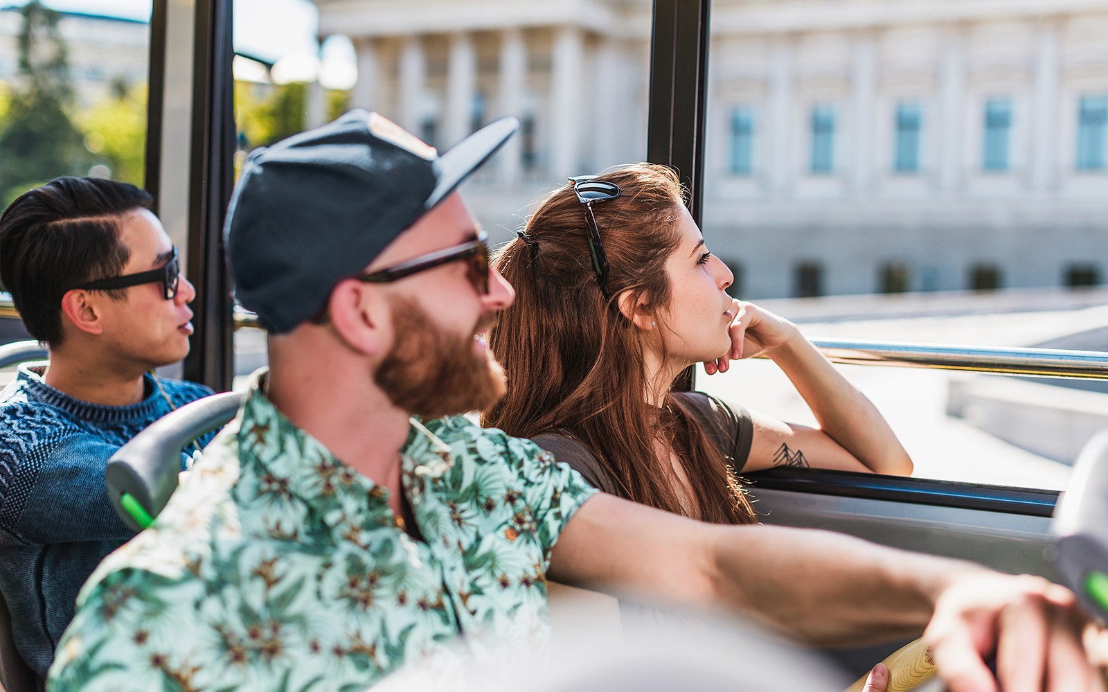 Wisatawan menikmati tur bus Hop On Hop Off di Wina.