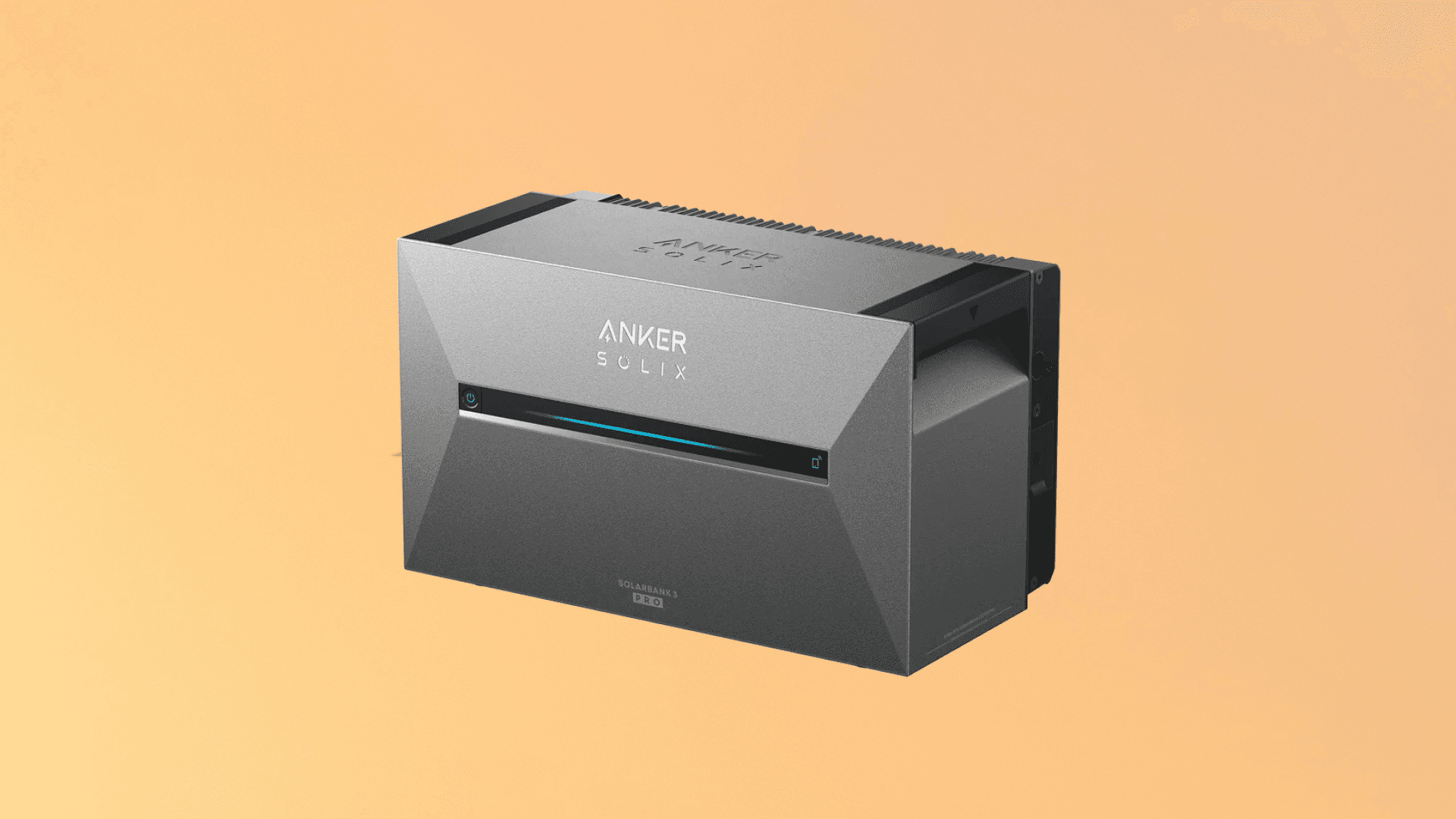 Eine kompakte Solarbatterie vor einem hellorangefarbenen Hintergrund.