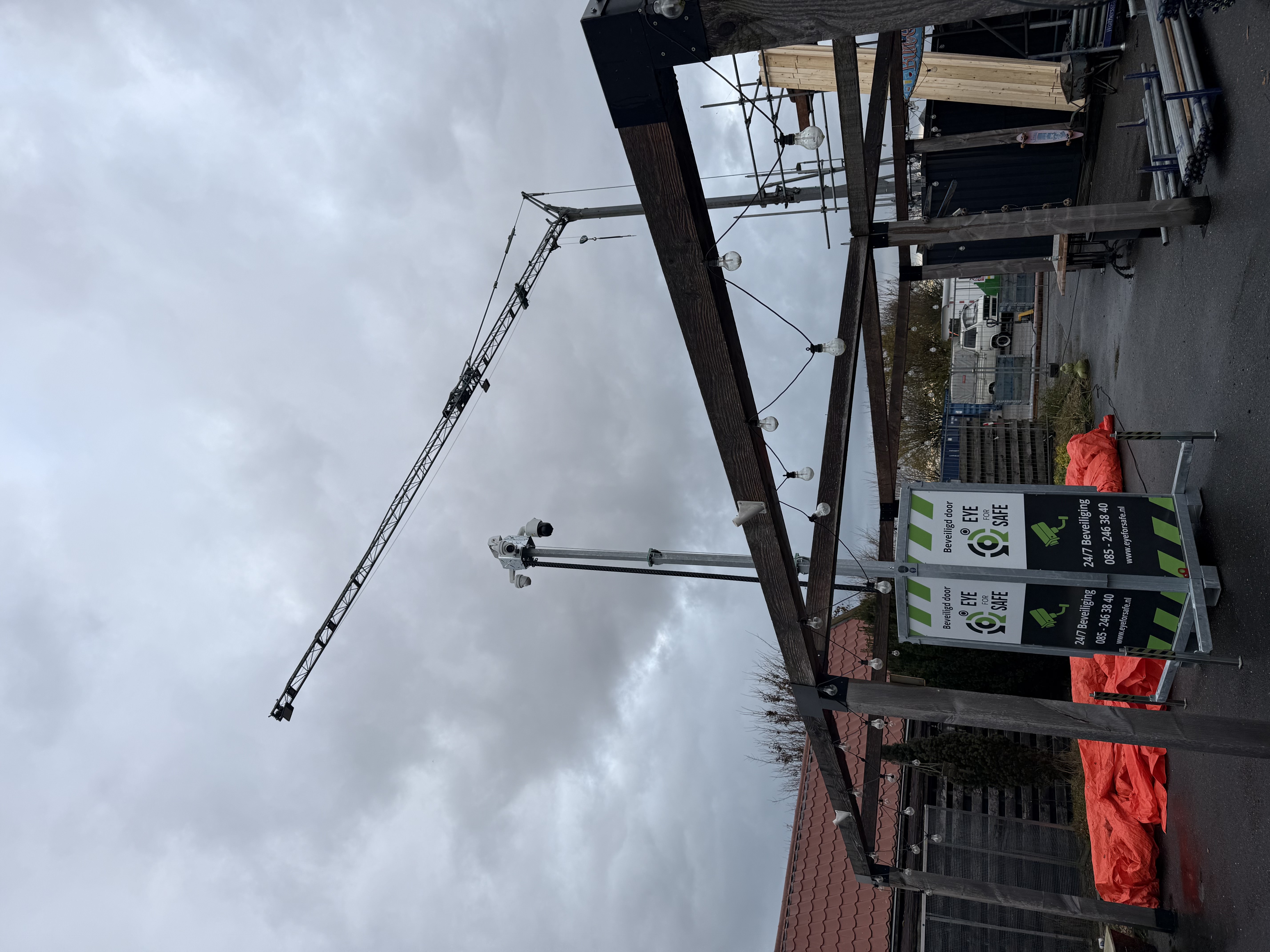 Een bouwplaats die door de mobile cameramasten van Eye for Safe word beveiligd