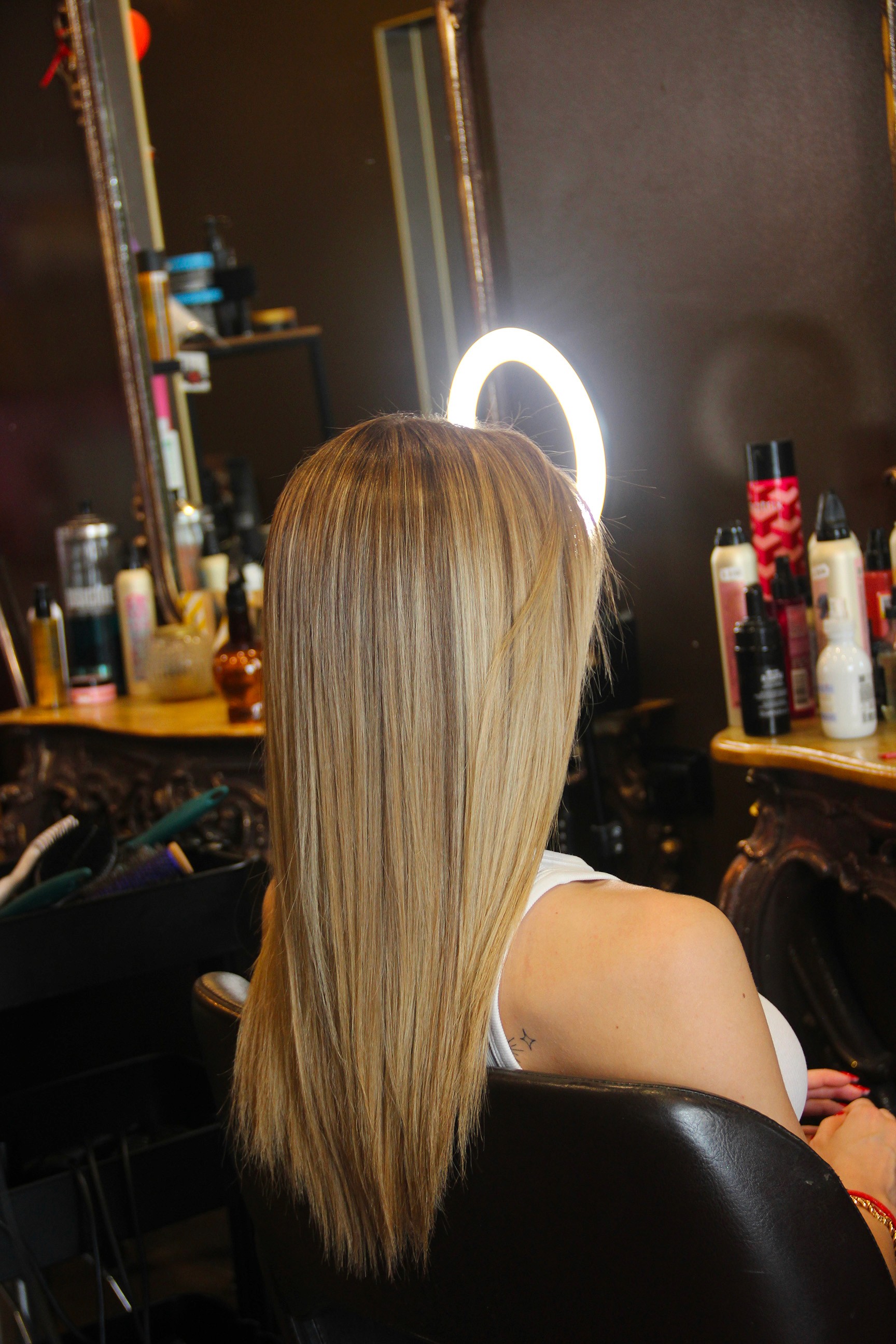 Scatti professionali per e-commerce e social di Strike Inside, prodotti da Aura Studio di Genova: fotografia luminosa ed editing accurato per valorizzare capi artigianali.