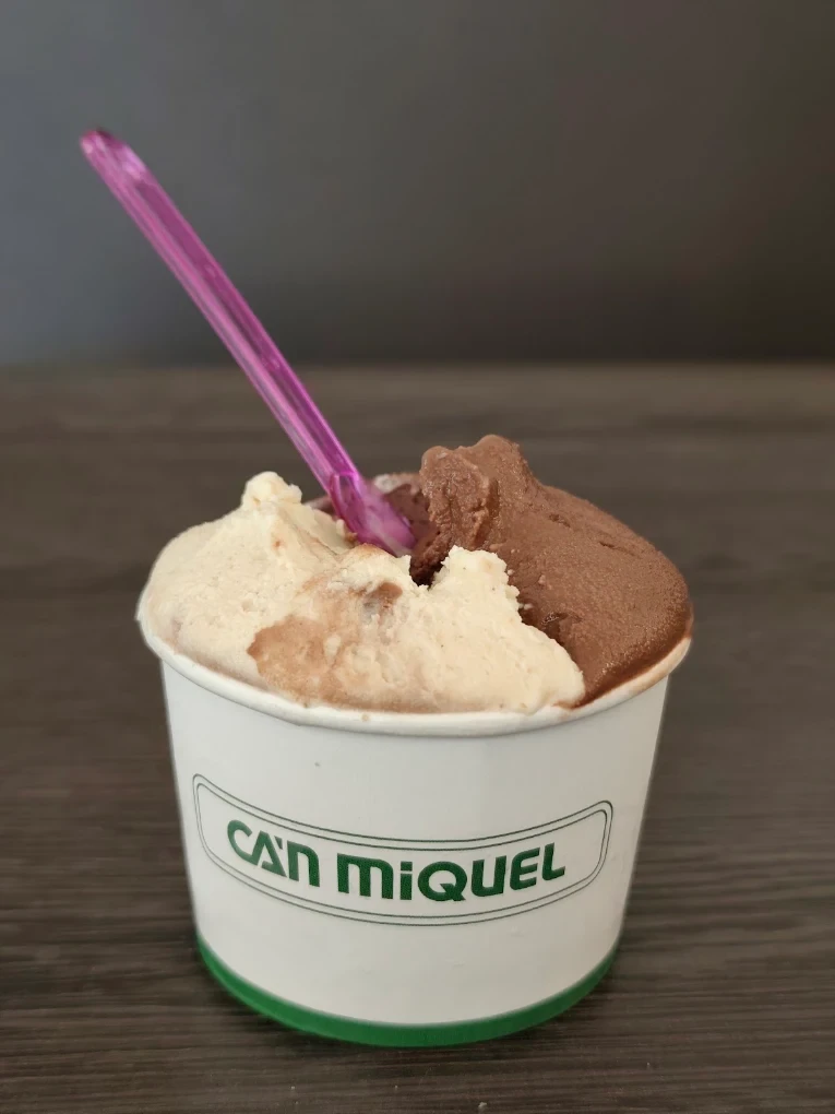 Tarrina con varios sabores de helado de Ca'n Miquel en Palma