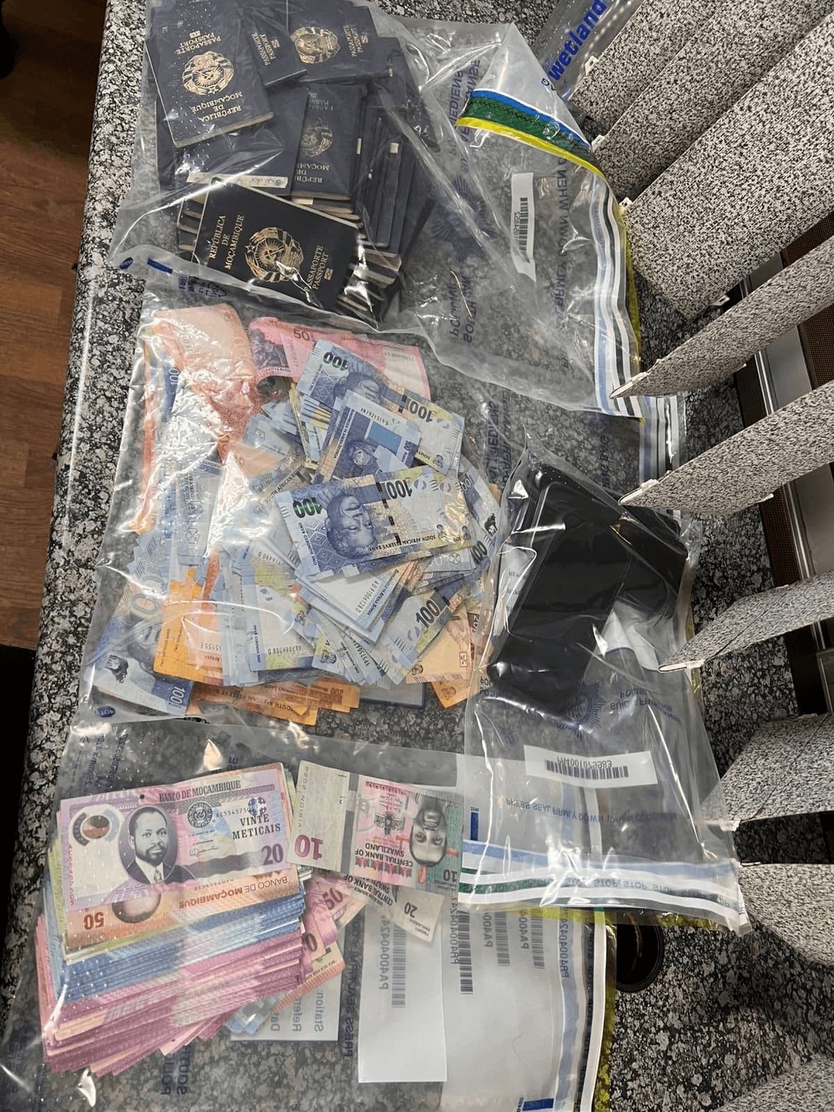 Photo:BMA arrests two Mozambican nationals with 46 fake passports and R34,890 bribe attempt – South African Daily