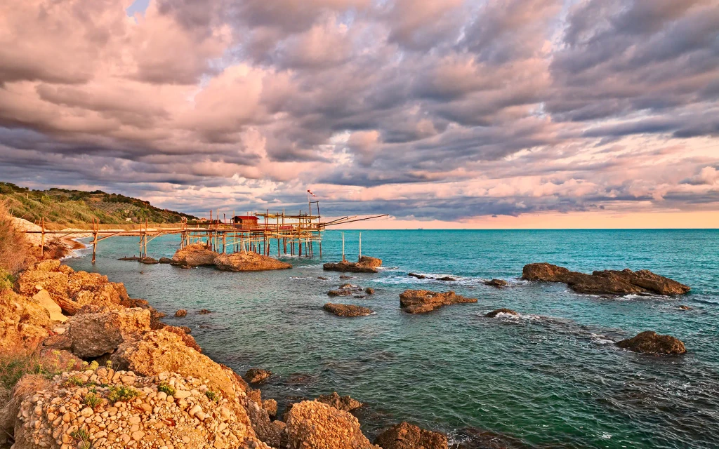 Utsikt fra Rocca San Giovanni mot havet - sykkeltur i Abruzzo, Italia | Expa Travel