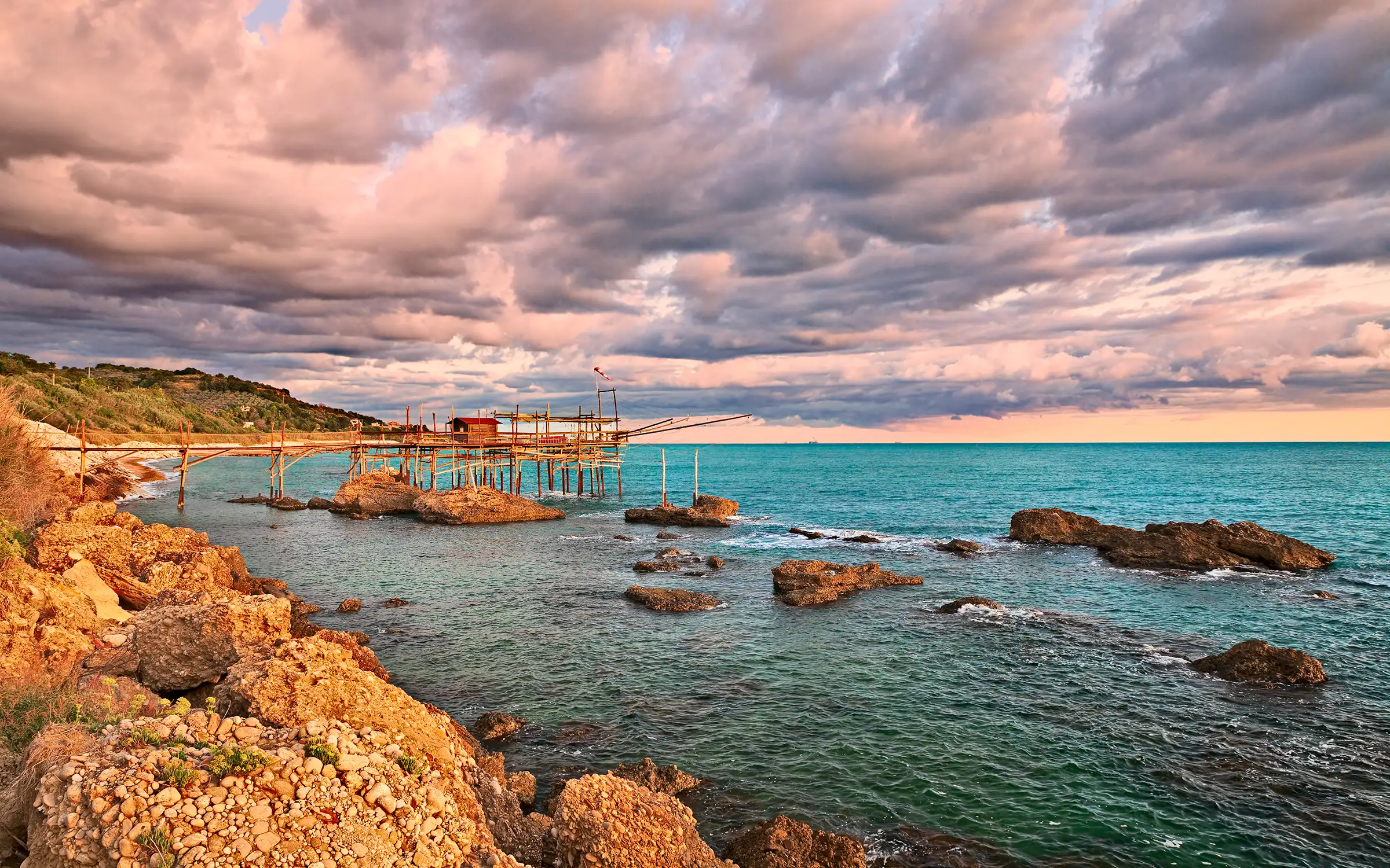 Utsikt fra Rocca San Giovanni mot havet - sykkeltur i Abruzzo, Italia | Expa Travel