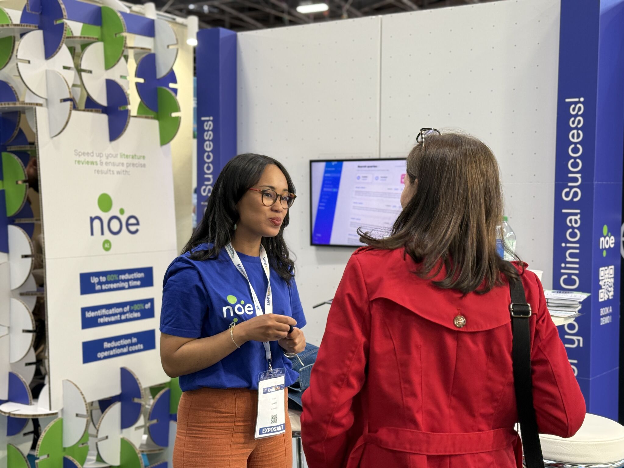 Photo de Bopha, CEO de NOÉ, lors d’un salon professionnel dédié à l’IA et à l’innovation scientifique.