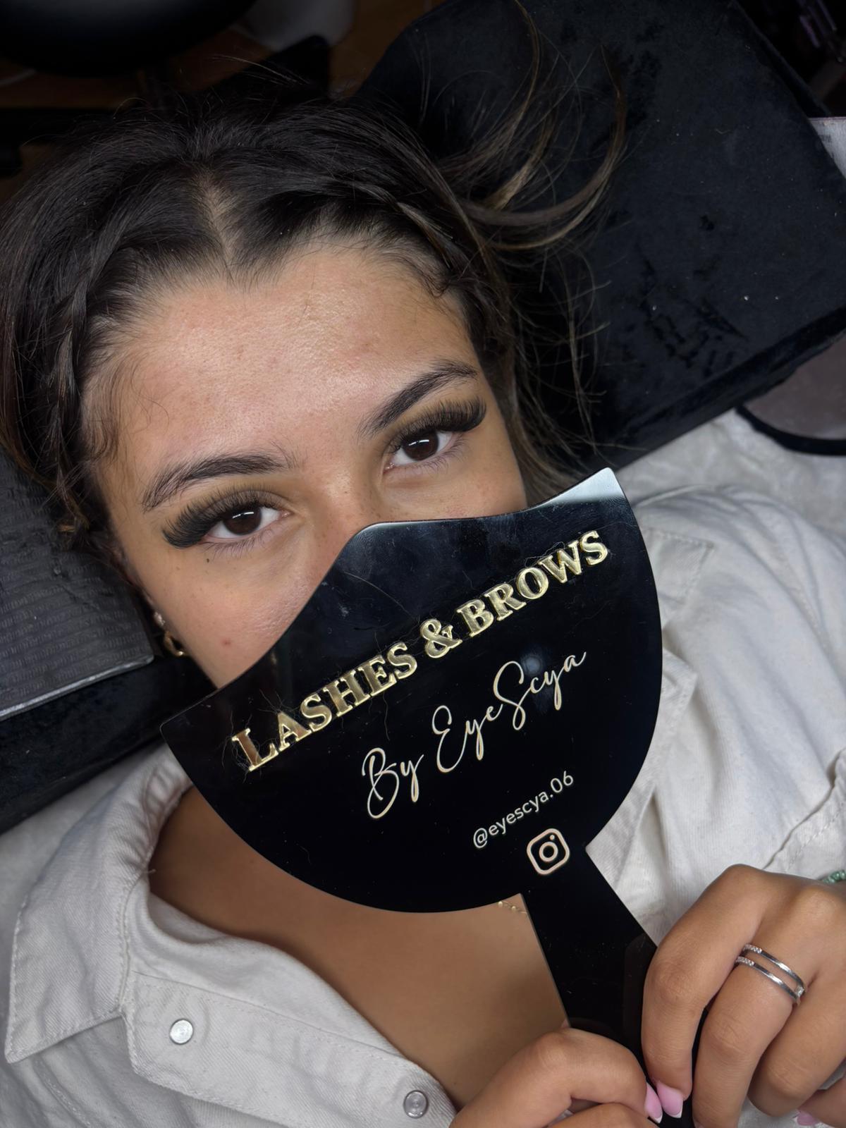 Extension de cils effet volume sur cliente – regard intense et harmonieux, prestation Lashes & Brows by EyeScya à Cannes.